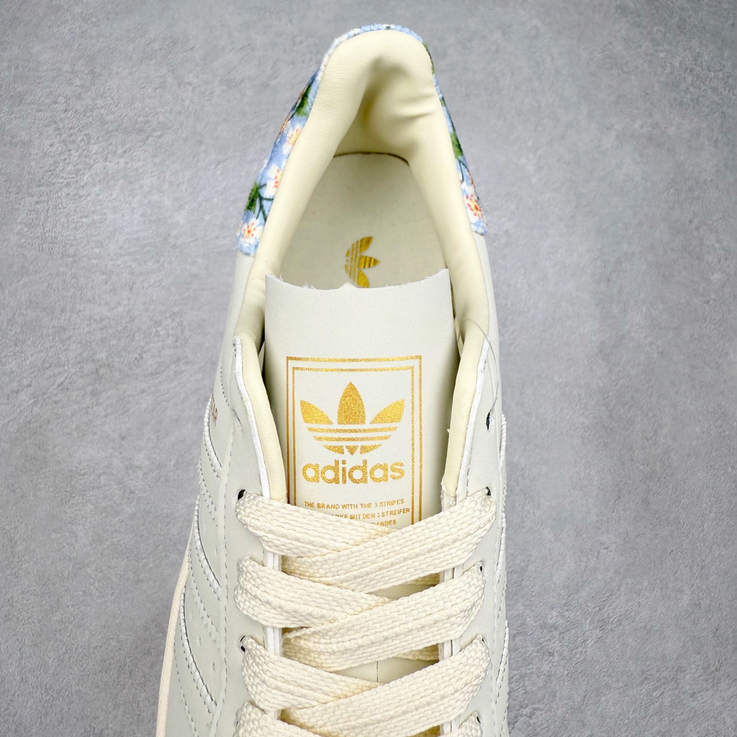 图片[5]-AD Originals Superstar 经典复古贝壳头板鞋 JR8865 诞生于1969年 是第一双将全皮面鞋 身与橡胶鞋头结合在一起的低帮篮球鞋 Superstar最开始 是作为高帮篮球鞋Pro Model的低帮版本而出现的 但因为其独特和醒目的橡胶鞋头造型而让大家熟知 被大家形象地称为\\\”shelltoe\\\”贝壳头 在70年代的美国职业篮球场上 接近3/4的NBA球员都将这双Superstar作为场上用鞋 80年代之后 经过不断的改良和发展 Superstar逐渐成为横跨时装、音乐、街头文化、休闲和运动等各大领域的时尚潮鞋 尺码：36 36.5 37 38 38.5 39 40 40.5 41 42 42.5 43 44 44.5 45-选品中心