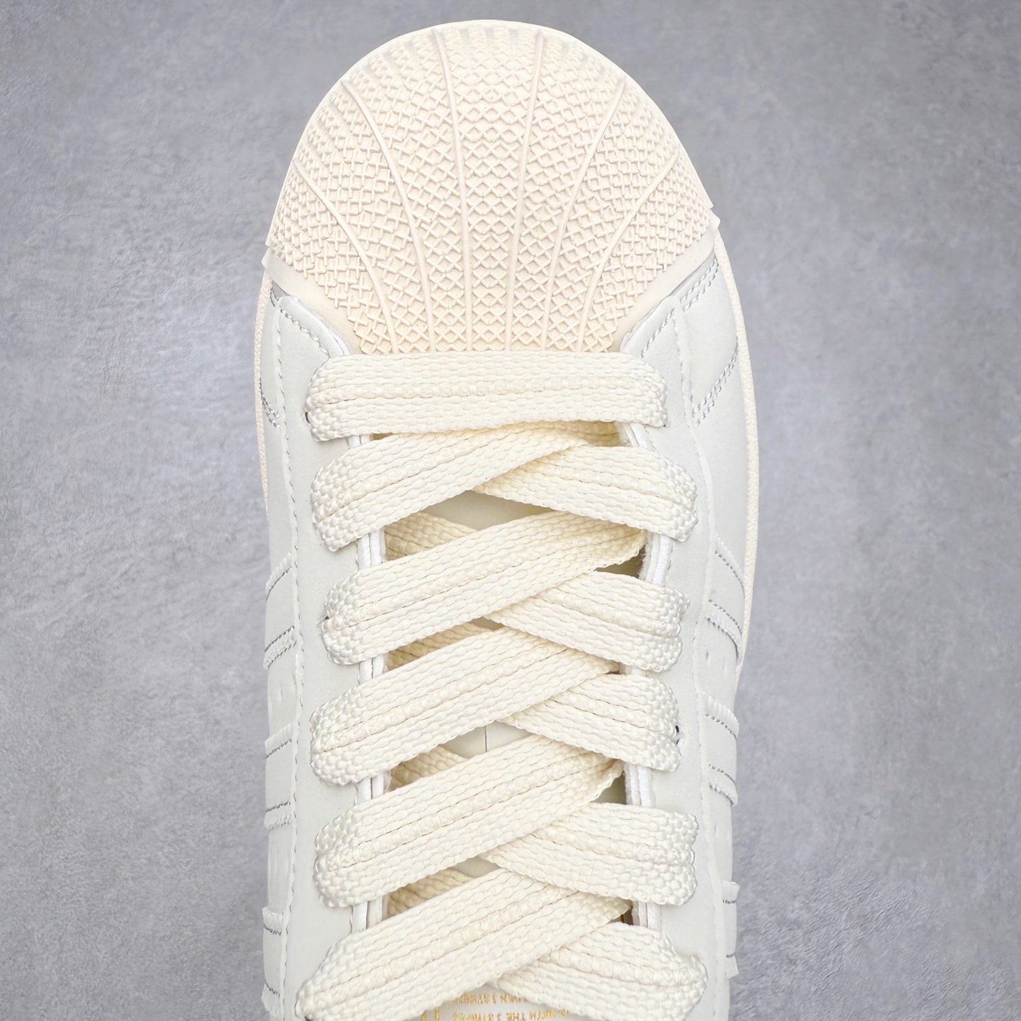 图片[4]-AD Originals Superstar 经典复古贝壳头板鞋 JR8865 诞生于1969年 是第一双将全皮面鞋 身与橡胶鞋头结合在一起的低帮篮球鞋 Superstar最开始 是作为高帮篮球鞋Pro Model的低帮版本而出现的 但因为其独特和醒目的橡胶鞋头造型而让大家熟知 被大家形象地称为\\\”shelltoe\\\”贝壳头 在70年代的美国职业篮球场上 接近3/4的NBA球员都将这双Superstar作为场上用鞋 80年代之后 经过不断的改良和发展 Superstar逐渐成为横跨时装、音乐、街头文化、休闲和运动等各大领域的时尚潮鞋 尺码：36 36.5 37 38 38.5 39 40 40.5 41 42 42.5 43 44 44.5 45-选品中心