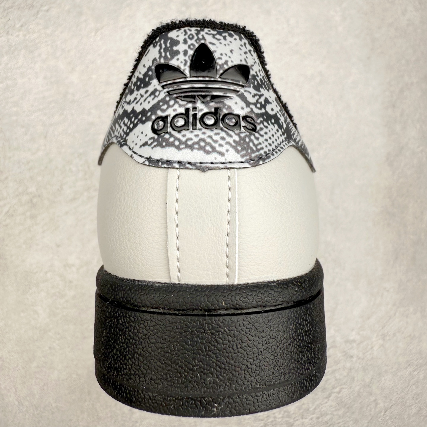 图片[8]-AD Originals Superstar 经典复古贝壳头板鞋 JP6059 诞生于1969年 是第一双将全皮面鞋 身与橡胶鞋头结合在一起的低帮篮球鞋 Superstar最开始 是作为高帮篮球鞋Pro Model的低帮版本而出现的 但因为其独特和醒目的橡胶鞋头造型而让大家熟知 被大家形象地称为\\\”shelltoe\\\”贝壳头 在70年代的美国职业篮球场上 接近3/4的NBA球员都将这双Superstar作为场上用鞋 80年代之后 经过不断的改良和发展 Superstar逐渐成为横跨时装、音乐、街头文化、休闲和运动等各大领域的时尚潮鞋 尺码：36 36.5 37 38 38.5 39 40 40.5 41 42 42.5 43 44 44.5 45-选品中心