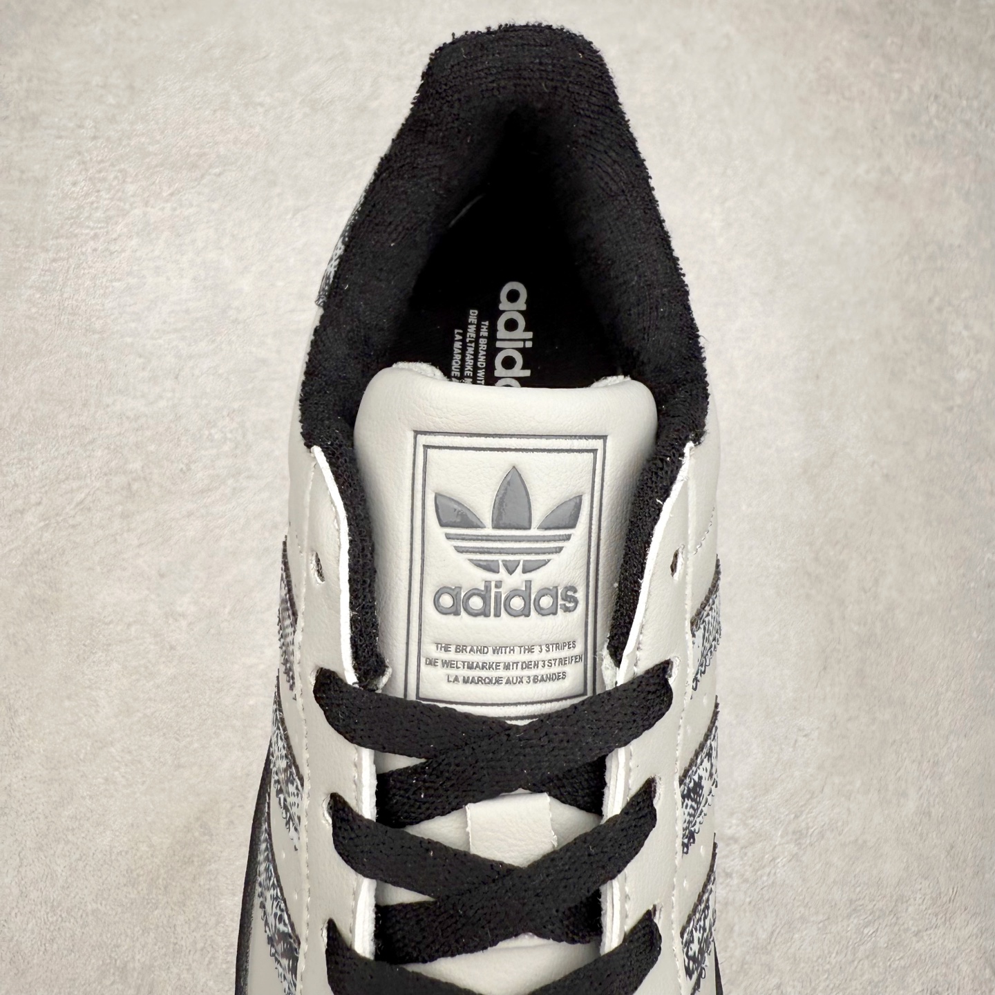 图片[5]-AD Originals Superstar 经典复古贝壳头板鞋 JP6059 诞生于1969年 是第一双将全皮面鞋 身与橡胶鞋头结合在一起的低帮篮球鞋 Superstar最开始 是作为高帮篮球鞋Pro Model的低帮版本而出现的 但因为其独特和醒目的橡胶鞋头造型而让大家熟知 被大家形象地称为\\\”shelltoe\\\”贝壳头 在70年代的美国职业篮球场上 接近3/4的NBA球员都将这双Superstar作为场上用鞋 80年代之后 经过不断的改良和发展 Superstar逐渐成为横跨时装、音乐、街头文化、休闲和运动等各大领域的时尚潮鞋 尺码：36 36.5 37 38 38.5 39 40 40.5 41 42 42.5 43 44 44.5 45-选品中心