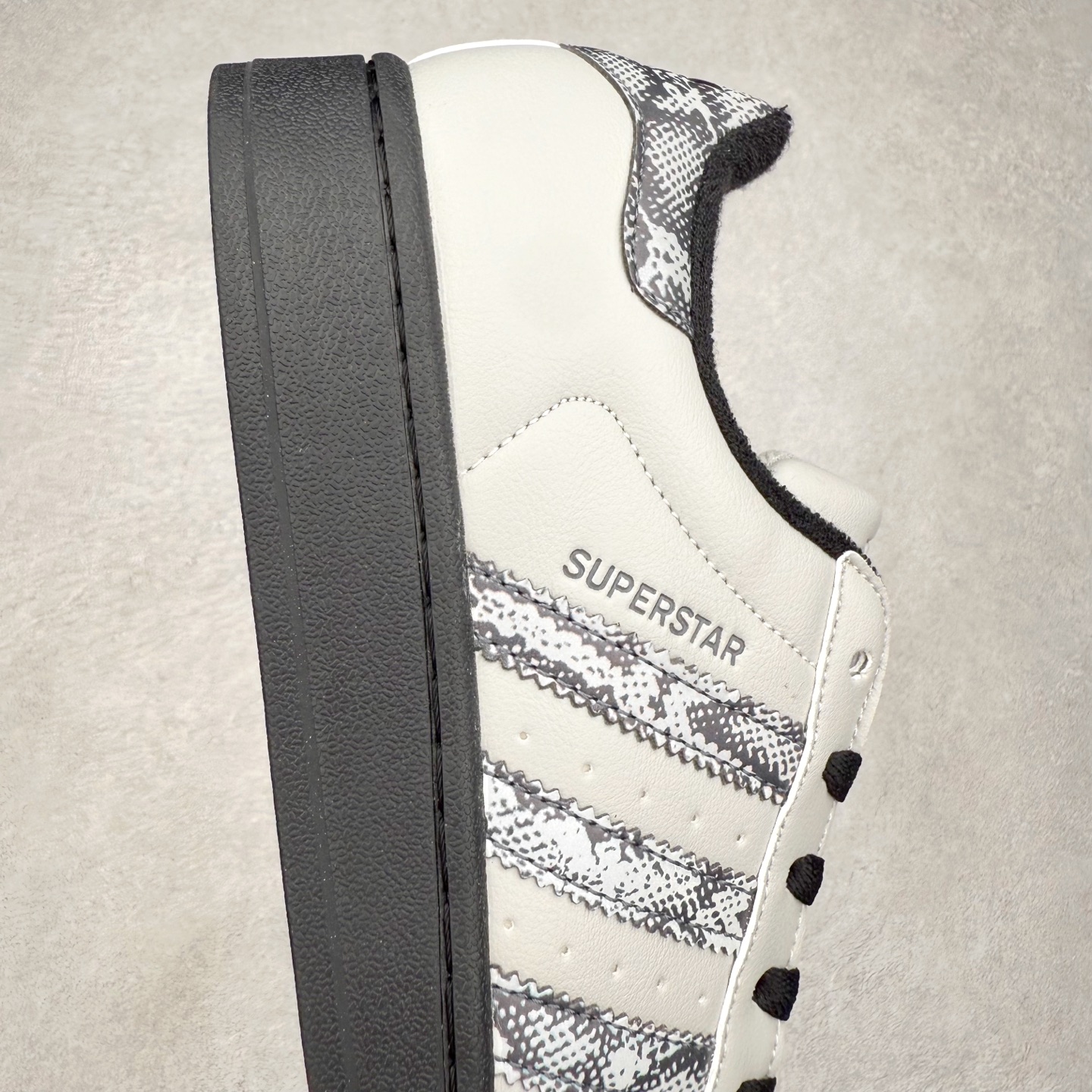 图片[6]-AD Originals Superstar 经典复古贝壳头板鞋 JP6059 诞生于1969年 是第一双将全皮面鞋 身与橡胶鞋头结合在一起的低帮篮球鞋 Superstar最开始 是作为高帮篮球鞋Pro Model的低帮版本而出现的 但因为其独特和醒目的橡胶鞋头造型而让大家熟知 被大家形象地称为\\\”shelltoe\\\”贝壳头 在70年代的美国职业篮球场上 接近3/4的NBA球员都将这双Superstar作为场上用鞋 80年代之后 经过不断的改良和发展 Superstar逐渐成为横跨时装、音乐、街头文化、休闲和运动等各大领域的时尚潮鞋 尺码：36 36.5 37 38 38.5 39 40 40.5 41 42 42.5 43 44 44.5 45-选品中心