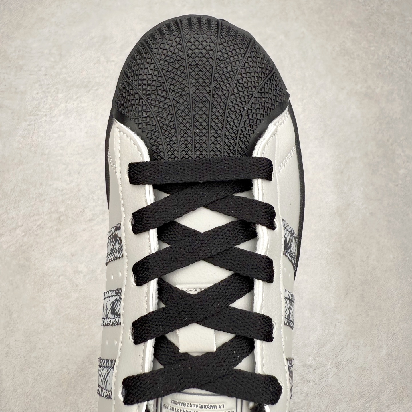 图片[4]-AD Originals Superstar 经典复古贝壳头板鞋 JP6059 诞生于1969年 是第一双将全皮面鞋 身与橡胶鞋头结合在一起的低帮篮球鞋 Superstar最开始 是作为高帮篮球鞋Pro Model的低帮版本而出现的 但因为其独特和醒目的橡胶鞋头造型而让大家熟知 被大家形象地称为\\\”shelltoe\\\”贝壳头 在70年代的美国职业篮球场上 接近3/4的NBA球员都将这双Superstar作为场上用鞋 80年代之后 经过不断的改良和发展 Superstar逐渐成为横跨时装、音乐、街头文化、休闲和运动等各大领域的时尚潮鞋 尺码：36 36.5 37 38 38.5 39 40 40.5 41 42 42.5 43 44 44.5 45-选品中心