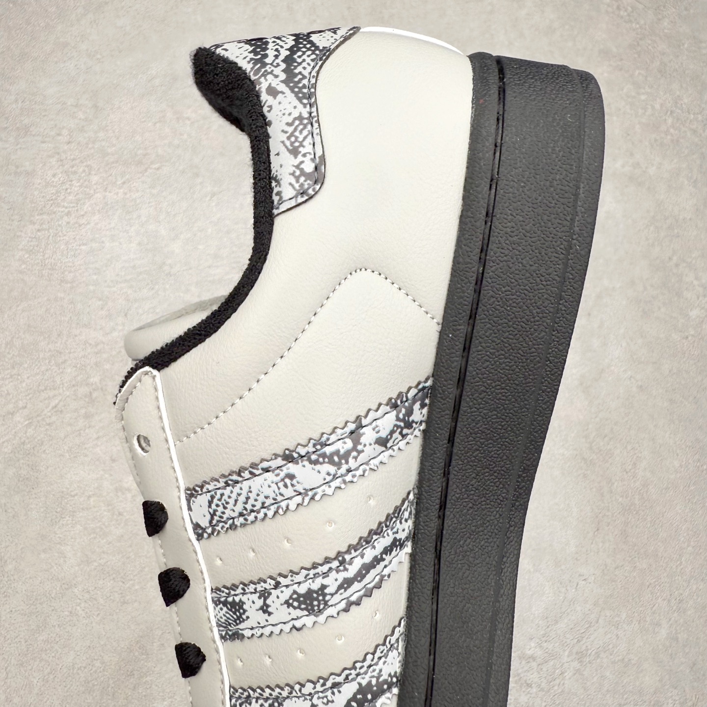 图片[7]-AD Originals Superstar 经典复古贝壳头板鞋 JP6059 诞生于1969年 是第一双将全皮面鞋 身与橡胶鞋头结合在一起的低帮篮球鞋 Superstar最开始 是作为高帮篮球鞋Pro Model的低帮版本而出现的 但因为其独特和醒目的橡胶鞋头造型而让大家熟知 被大家形象地称为\\\”shelltoe\\\”贝壳头 在70年代的美国职业篮球场上 接近3/4的NBA球员都将这双Superstar作为场上用鞋 80年代之后 经过不断的改良和发展 Superstar逐渐成为横跨时装、音乐、街头文化、休闲和运动等各大领域的时尚潮鞋 尺码：36 36.5 37 38 38.5 39 40 40.5 41 42 42.5 43 44 44.5 45-选品中心