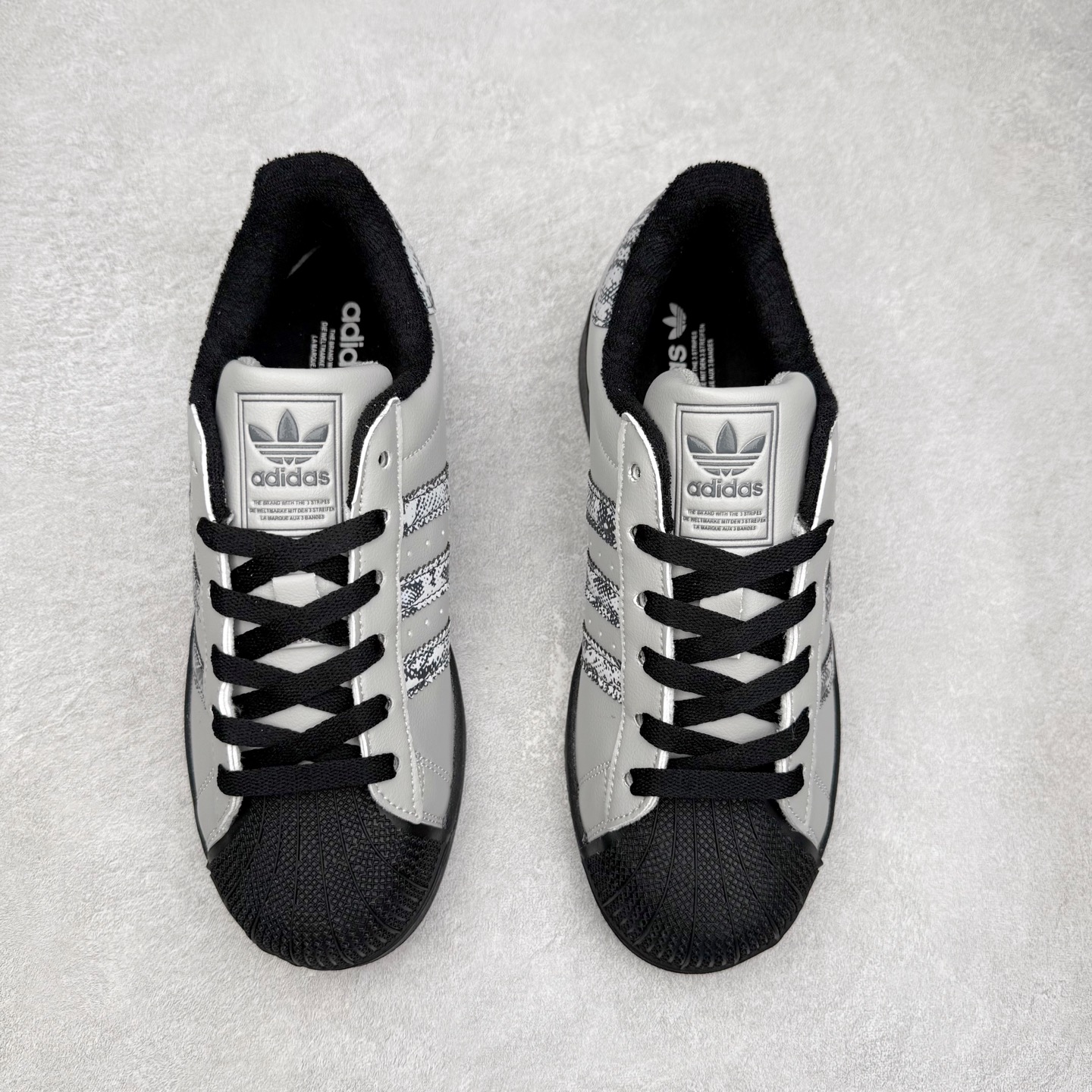 图片[2]-AD Originals Superstar 经典复古贝壳头板鞋 JP6059 诞生于1969年 是第一双将全皮面鞋 身与橡胶鞋头结合在一起的低帮篮球鞋 Superstar最开始 是作为高帮篮球鞋Pro Model的低帮版本而出现的 但因为其独特和醒目的橡胶鞋头造型而让大家熟知 被大家形象地称为\\\”shelltoe\\\”贝壳头 在70年代的美国职业篮球场上 接近3/4的NBA球员都将这双Superstar作为场上用鞋 80年代之后 经过不断的改良和发展 Superstar逐渐成为横跨时装、音乐、街头文化、休闲和运动等各大领域的时尚潮鞋 尺码：36 36.5 37 38 38.5 39 40 40.5 41 42 42.5 43 44 44.5 45-选品中心