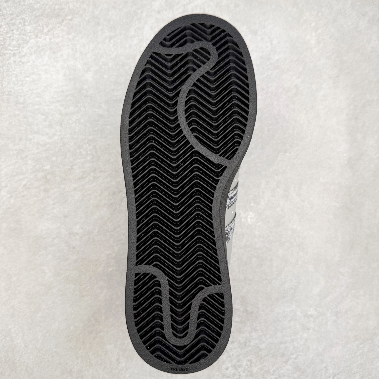 图片[9]-AD Originals Superstar 经典复古贝壳头板鞋 JP6059 诞生于1969年 是第一双将全皮面鞋 身与橡胶鞋头结合在一起的低帮篮球鞋 Superstar最开始 是作为高帮篮球鞋Pro Model的低帮版本而出现的 但因为其独特和醒目的橡胶鞋头造型而让大家熟知 被大家形象地称为\\\”shelltoe\\\”贝壳头 在70年代的美国职业篮球场上 接近3/4的NBA球员都将这双Superstar作为场上用鞋 80年代之后 经过不断的改良和发展 Superstar逐渐成为横跨时装、音乐、街头文化、休闲和运动等各大领域的时尚潮鞋 尺码：36 36.5 37 38 38.5 39 40 40.5 41 42 42.5 43 44 44.5 45-选品中心