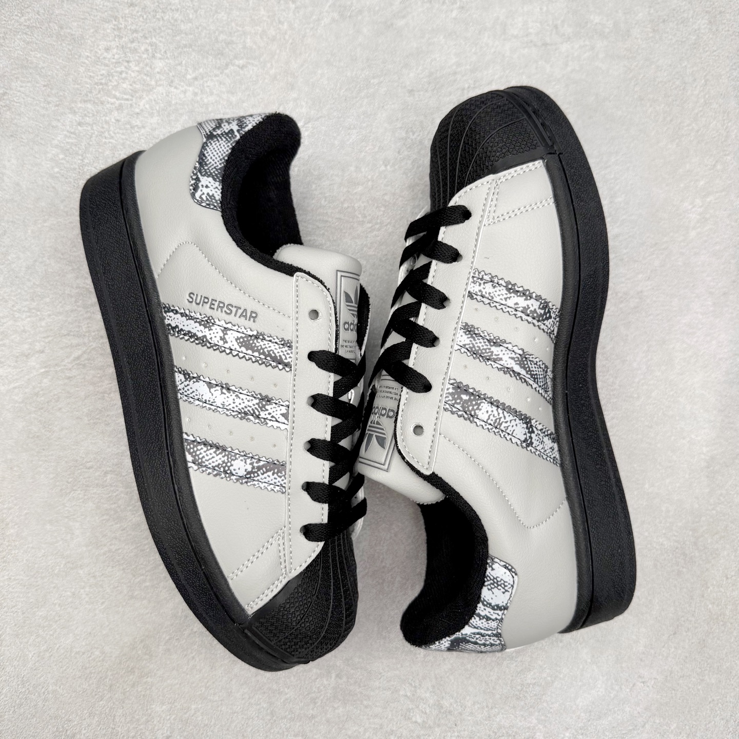 图片[3]-AD Originals Superstar 经典复古贝壳头板鞋 JP6059 诞生于1969年 是第一双将全皮面鞋 身与橡胶鞋头结合在一起的低帮篮球鞋 Superstar最开始 是作为高帮篮球鞋Pro Model的低帮版本而出现的 但因为其独特和醒目的橡胶鞋头造型而让大家熟知 被大家形象地称为\\\”shelltoe\\\”贝壳头 在70年代的美国职业篮球场上 接近3/4的NBA球员都将这双Superstar作为场上用鞋 80年代之后 经过不断的改良和发展 Superstar逐渐成为横跨时装、音乐、街头文化、休闲和运动等各大领域的时尚潮鞋 尺码：36 36.5 37 38 38.5 39 40 40.5 41 42 42.5 43 44 44.5 45-选品中心