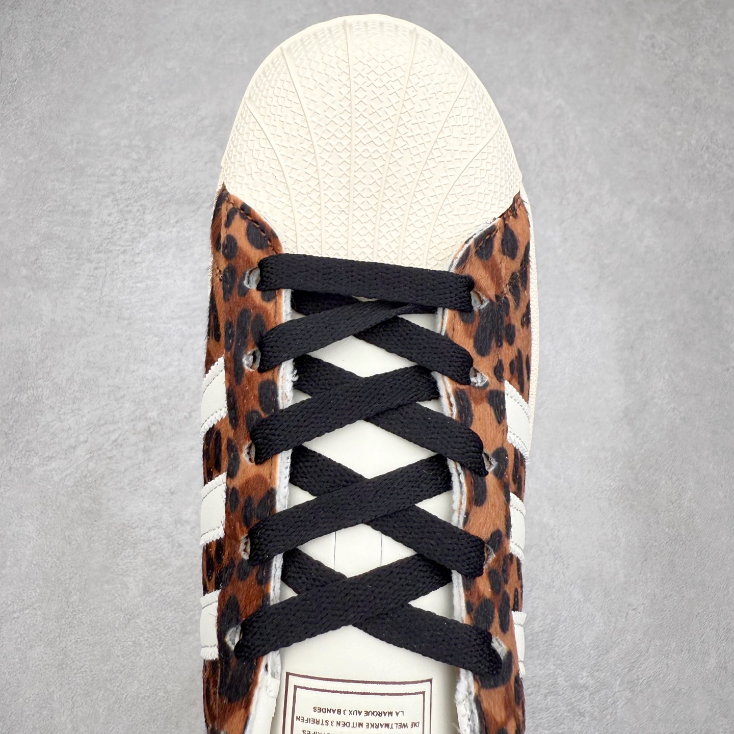 图片[4]-AD Originals Superstar 经典复古贝壳头板鞋 KI0569 诞生于1969年 是第一双将全皮面鞋 身与橡胶鞋头结合在一起的低帮篮球鞋 Superstar最开始 是作为高帮篮球鞋Pro Model的低帮版本而出现的 但因为其独特和醒目的橡胶鞋头造型而让大家熟知 被大家形象地称为\\\”shelltoe\\\”贝壳头 在70年代的美国职业篮球场上 接近3/4的NBA球员都将这双Superstar作为场上用鞋 80年代之后 经过不断的改良和发展 Superstar逐渐成为横跨时装、音乐、街头文化、休闲和运动等各大领域的时尚潮鞋 尺码：36 36.5 37 38 38.5 39 40 40.5 41 42 42.5 43 44 44.5 45-选品中心