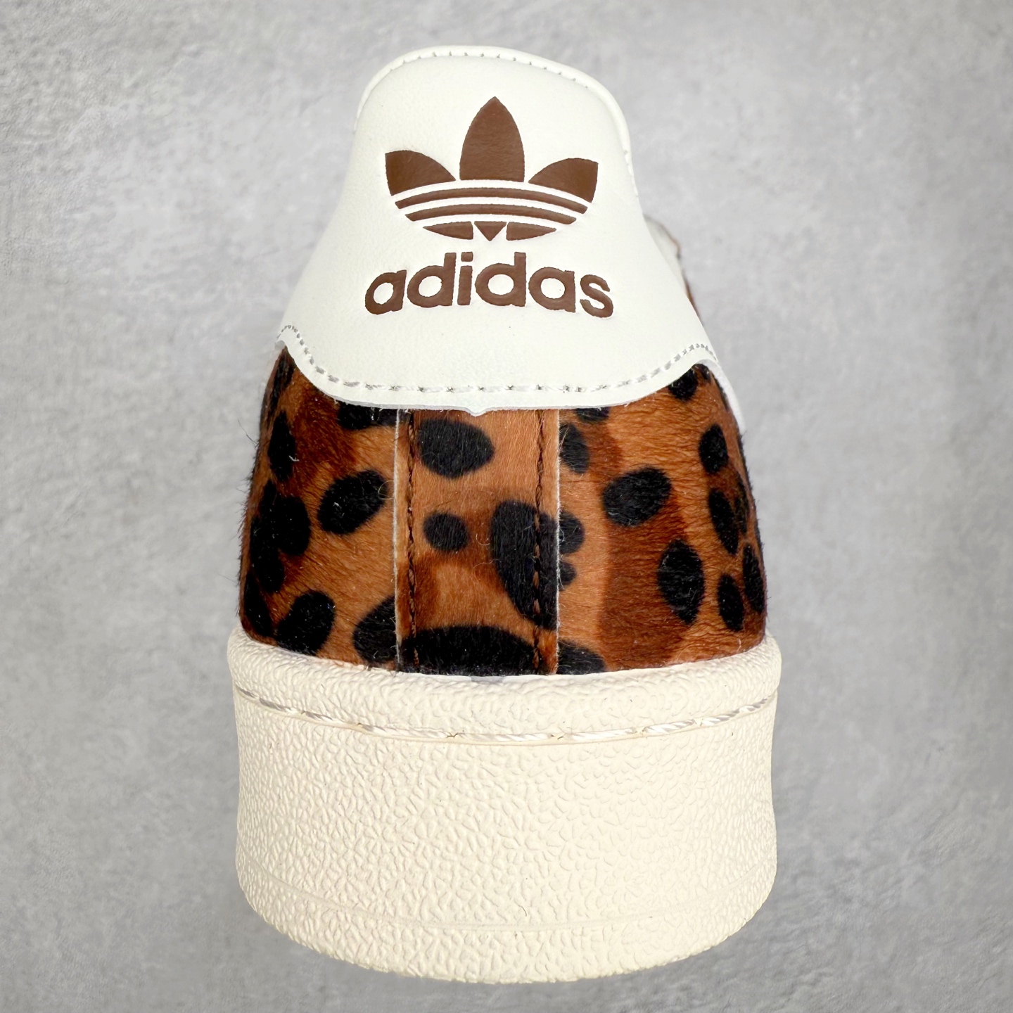 图片[8]-AD Originals Superstar 经典复古贝壳头板鞋 KI0569 诞生于1969年 是第一双将全皮面鞋 身与橡胶鞋头结合在一起的低帮篮球鞋 Superstar最开始 是作为高帮篮球鞋Pro Model的低帮版本而出现的 但因为其独特和醒目的橡胶鞋头造型而让大家熟知 被大家形象地称为\\\”shelltoe\\\”贝壳头 在70年代的美国职业篮球场上 接近3/4的NBA球员都将这双Superstar作为场上用鞋 80年代之后 经过不断的改良和发展 Superstar逐渐成为横跨时装、音乐、街头文化、休闲和运动等各大领域的时尚潮鞋 尺码：36 36.5 37 38 38.5 39 40 40.5 41 42 42.5 43 44 44.5 45-选品中心