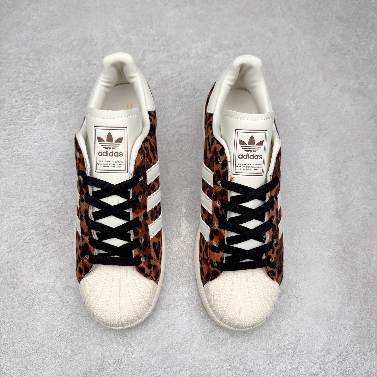 图片[2]-AD Originals Superstar 经典复古贝壳头板鞋 KI0569 诞生于1969年 是第一双将全皮面鞋 身与橡胶鞋头结合在一起的低帮篮球鞋 Superstar最开始 是作为高帮篮球鞋Pro Model的低帮版本而出现的 但因为其独特和醒目的橡胶鞋头造型而让大家熟知 被大家形象地称为\\\”shelltoe\\\”贝壳头 在70年代的美国职业篮球场上 接近3/4的NBA球员都将这双Superstar作为场上用鞋 80年代之后 经过不断的改良和发展 Superstar逐渐成为横跨时装、音乐、街头文化、休闲和运动等各大领域的时尚潮鞋 尺码：36 36.5 37 38 38.5 39 40 40.5 41 42 42.5 43 44 44.5 45-选品中心