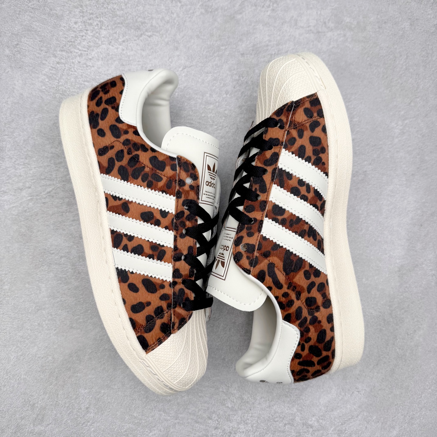 图片[3]-AD Originals Superstar 经典复古贝壳头板鞋 KI0569 诞生于1969年 是第一双将全皮面鞋 身与橡胶鞋头结合在一起的低帮篮球鞋 Superstar最开始 是作为高帮篮球鞋Pro Model的低帮版本而出现的 但因为其独特和醒目的橡胶鞋头造型而让大家熟知 被大家形象地称为\\\”shelltoe\\\”贝壳头 在70年代的美国职业篮球场上 接近3/4的NBA球员都将这双Superstar作为场上用鞋 80年代之后 经过不断的改良和发展 Superstar逐渐成为横跨时装、音乐、街头文化、休闲和运动等各大领域的时尚潮鞋 尺码：36 36.5 37 38 38.5 39 40 40.5 41 42 42.5 43 44 44.5 45-选品中心