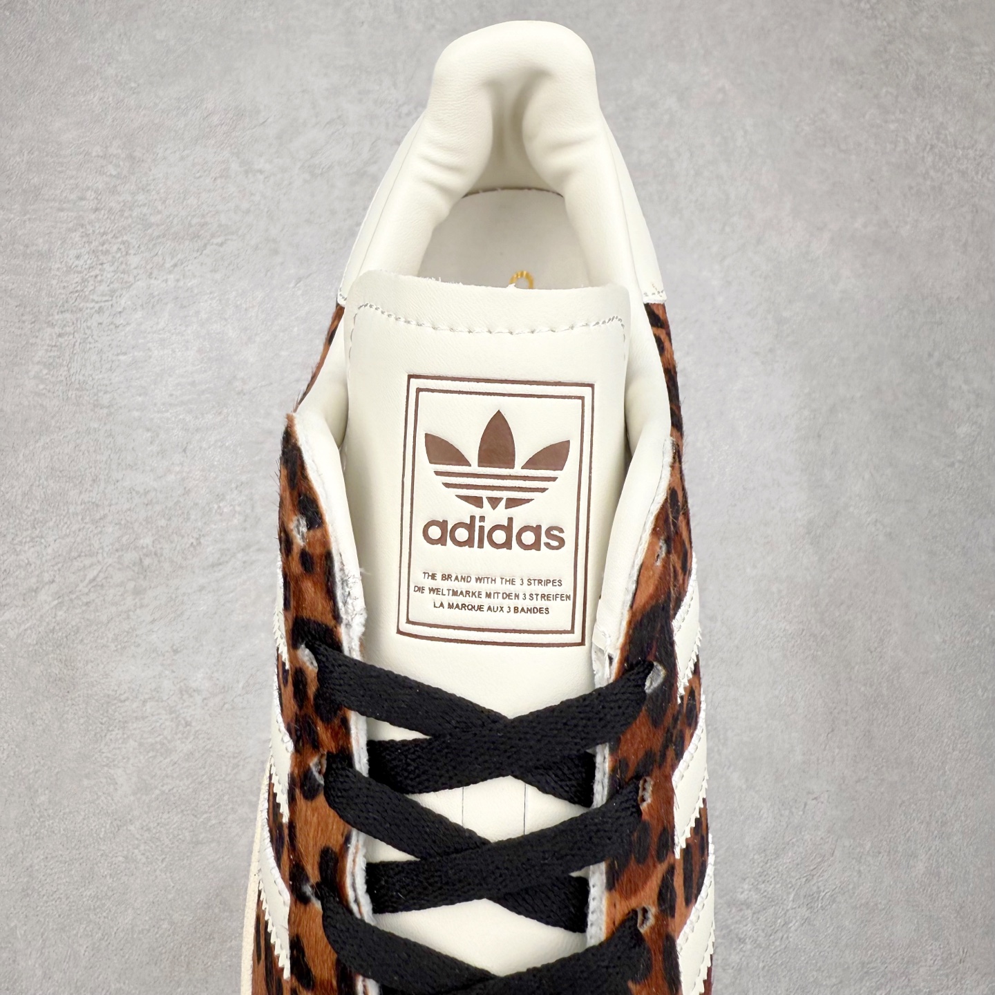 图片[5]-AD Originals Superstar 经典复古贝壳头板鞋 KI0569 诞生于1969年 是第一双将全皮面鞋 身与橡胶鞋头结合在一起的低帮篮球鞋 Superstar最开始 是作为高帮篮球鞋Pro Model的低帮版本而出现的 但因为其独特和醒目的橡胶鞋头造型而让大家熟知 被大家形象地称为\\\”shelltoe\\\”贝壳头 在70年代的美国职业篮球场上 接近3/4的NBA球员都将这双Superstar作为场上用鞋 80年代之后 经过不断的改良和发展 Superstar逐渐成为横跨时装、音乐、街头文化、休闲和运动等各大领域的时尚潮鞋 尺码：36 36.5 37 38 38.5 39 40 40.5 41 42 42.5 43 44 44.5 45-选品中心