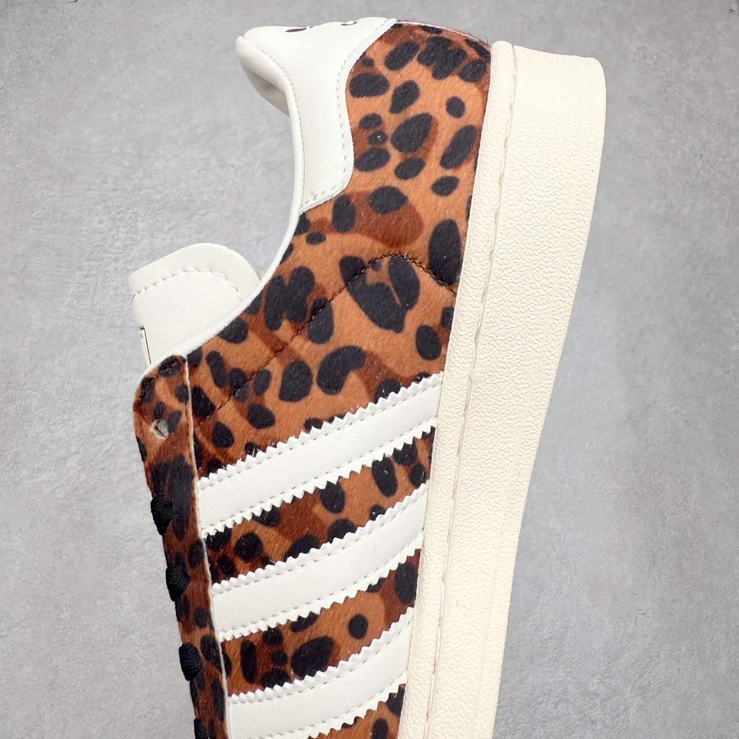 图片[7]-AD Originals Superstar 经典复古贝壳头板鞋 KI0569 诞生于1969年 是第一双将全皮面鞋 身与橡胶鞋头结合在一起的低帮篮球鞋 Superstar最开始 是作为高帮篮球鞋Pro Model的低帮版本而出现的 但因为其独特和醒目的橡胶鞋头造型而让大家熟知 被大家形象地称为\\\”shelltoe\\\”贝壳头 在70年代的美国职业篮球场上 接近3/4的NBA球员都将这双Superstar作为场上用鞋 80年代之后 经过不断的改良和发展 Superstar逐渐成为横跨时装、音乐、街头文化、休闲和运动等各大领域的时尚潮鞋 尺码：36 36.5 37 38 38.5 39 40 40.5 41 42 42.5 43 44 44.5 45-选品中心