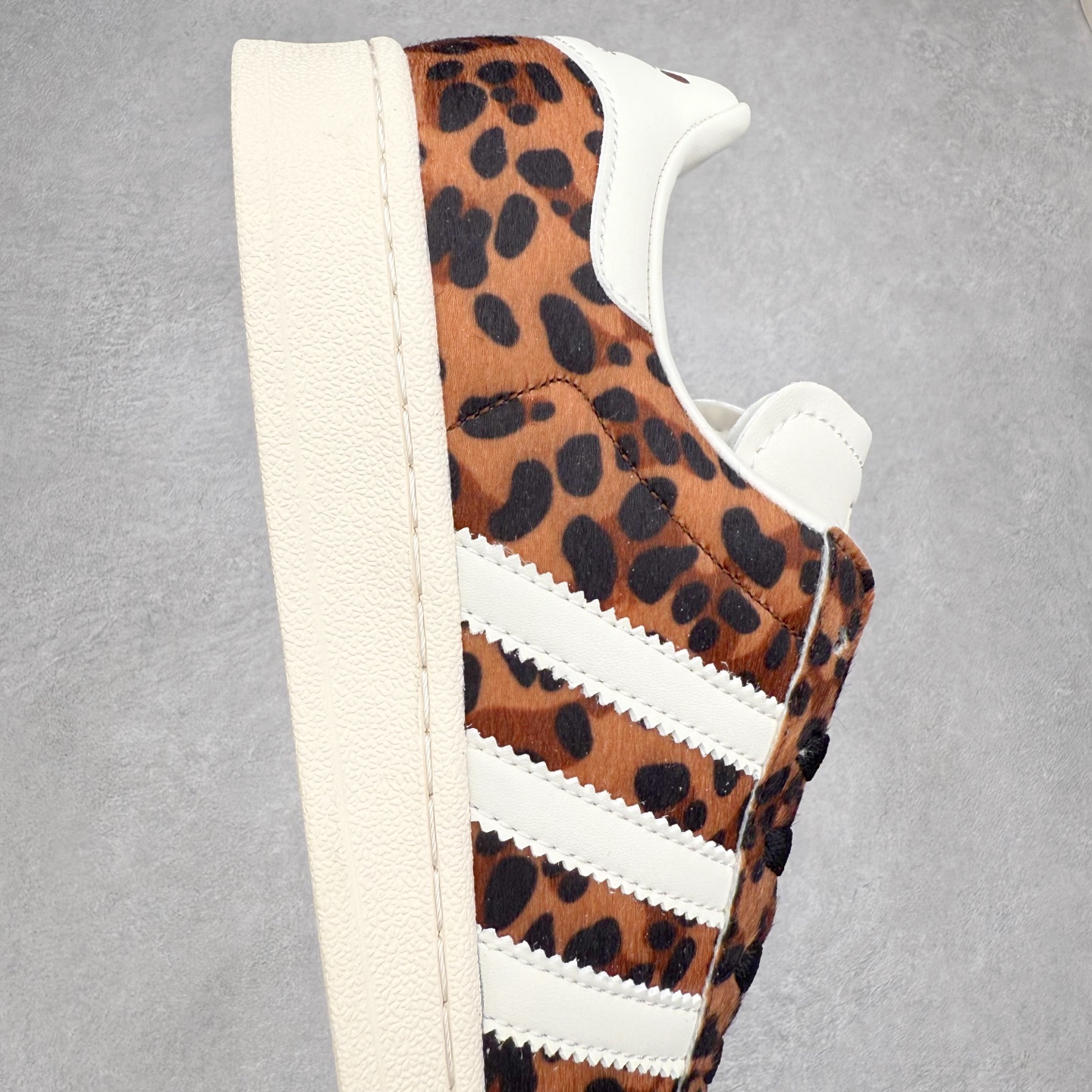 图片[6]-AD Originals Superstar 经典复古贝壳头板鞋 KI0569 诞生于1969年 是第一双将全皮面鞋 身与橡胶鞋头结合在一起的低帮篮球鞋 Superstar最开始 是作为高帮篮球鞋Pro Model的低帮版本而出现的 但因为其独特和醒目的橡胶鞋头造型而让大家熟知 被大家形象地称为\\\”shelltoe\\\”贝壳头 在70年代的美国职业篮球场上 接近3/4的NBA球员都将这双Superstar作为场上用鞋 80年代之后 经过不断的改良和发展 Superstar逐渐成为横跨时装、音乐、街头文化、休闲和运动等各大领域的时尚潮鞋 尺码：36 36.5 37 38 38.5 39 40 40.5 41 42 42.5 43 44 44.5 45-选品中心