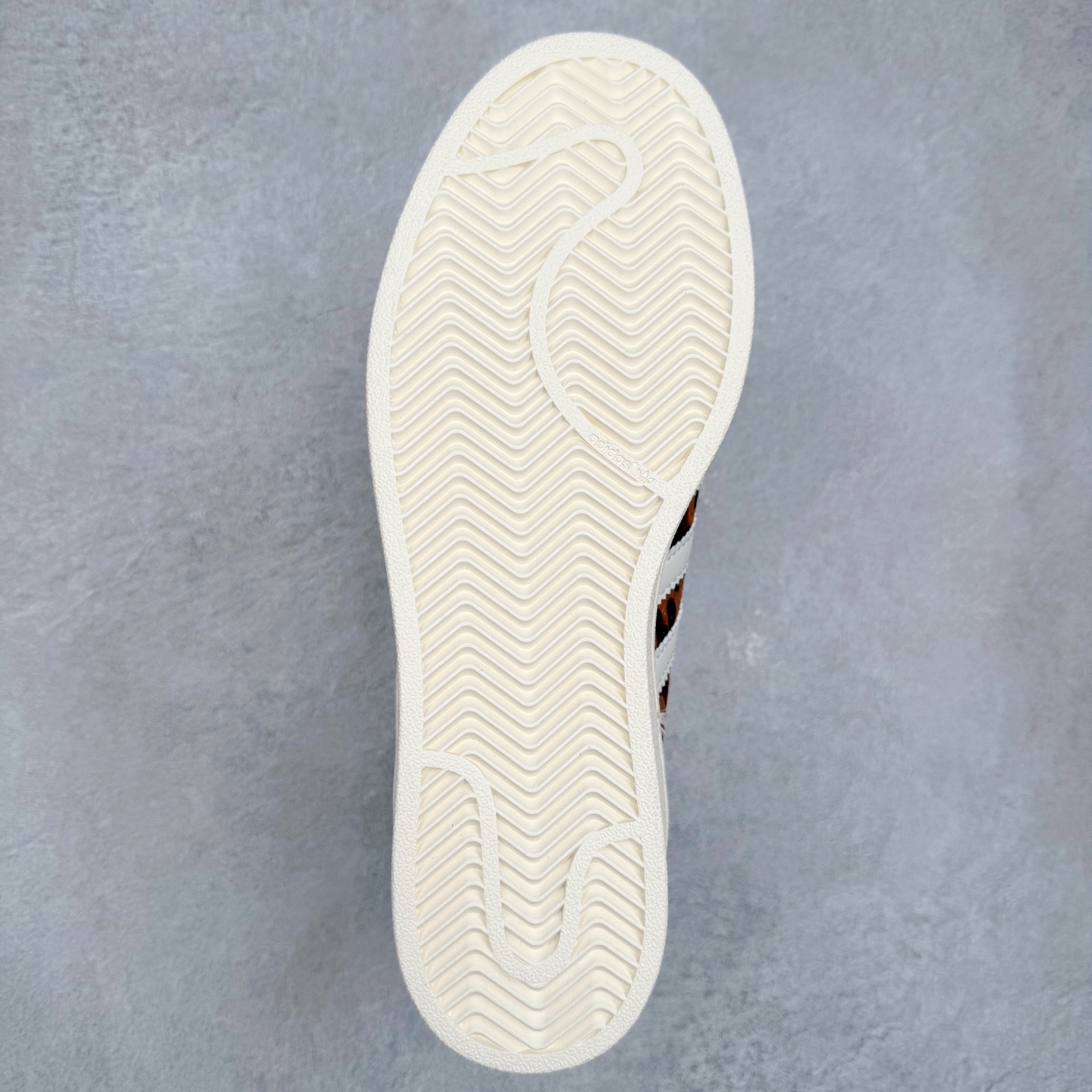 图片[9]-AD Originals Superstar 经典复古贝壳头板鞋 KI0569 诞生于1969年 是第一双将全皮面鞋 身与橡胶鞋头结合在一起的低帮篮球鞋 Superstar最开始 是作为高帮篮球鞋Pro Model的低帮版本而出现的 但因为其独特和醒目的橡胶鞋头造型而让大家熟知 被大家形象地称为\\\”shelltoe\\\”贝壳头 在70年代的美国职业篮球场上 接近3/4的NBA球员都将这双Superstar作为场上用鞋 80年代之后 经过不断的改良和发展 Superstar逐渐成为横跨时装、音乐、街头文化、休闲和运动等各大领域的时尚潮鞋 尺码：36 36.5 37 38 38.5 39 40 40.5 41 42 42.5 43 44 44.5 45-选品中心