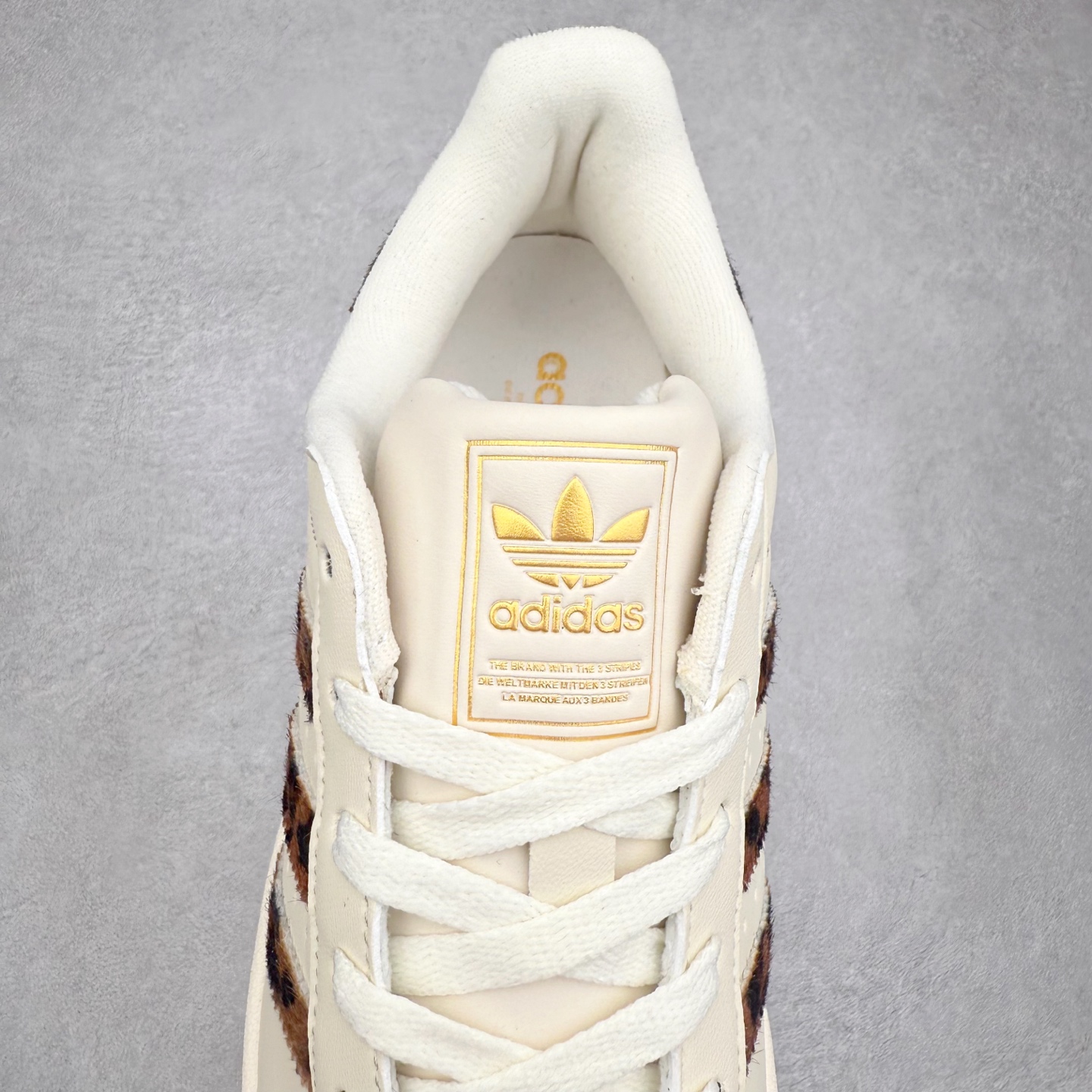 图片[5]-AD Originals Superstar 经典复古贝壳头板鞋 HQ2696 诞生于1969年 是第一双将全皮面鞋 身与橡胶鞋头结合在一起的低帮篮球鞋 Superstar最开始 是作为高帮篮球鞋Pro Model的低帮版本而出现的 但因为其独特和醒目的橡胶鞋头造型而让大家熟知 被大家形象地称为\\\”shelltoe\\\”贝壳头 在70年代的美国职业篮球场上 接近3/4的NBA球员都将这双Superstar作为场上用鞋 80年代之后 经过不断的改良和发展 Superstar逐渐成为横跨时装、音乐、街头文化、休闲和运动等各大领域的时尚潮鞋 尺码：36 36.5 37 38 38.5 39 40 40.5 41 42 42.5 43 44 44.5 45-选品中心