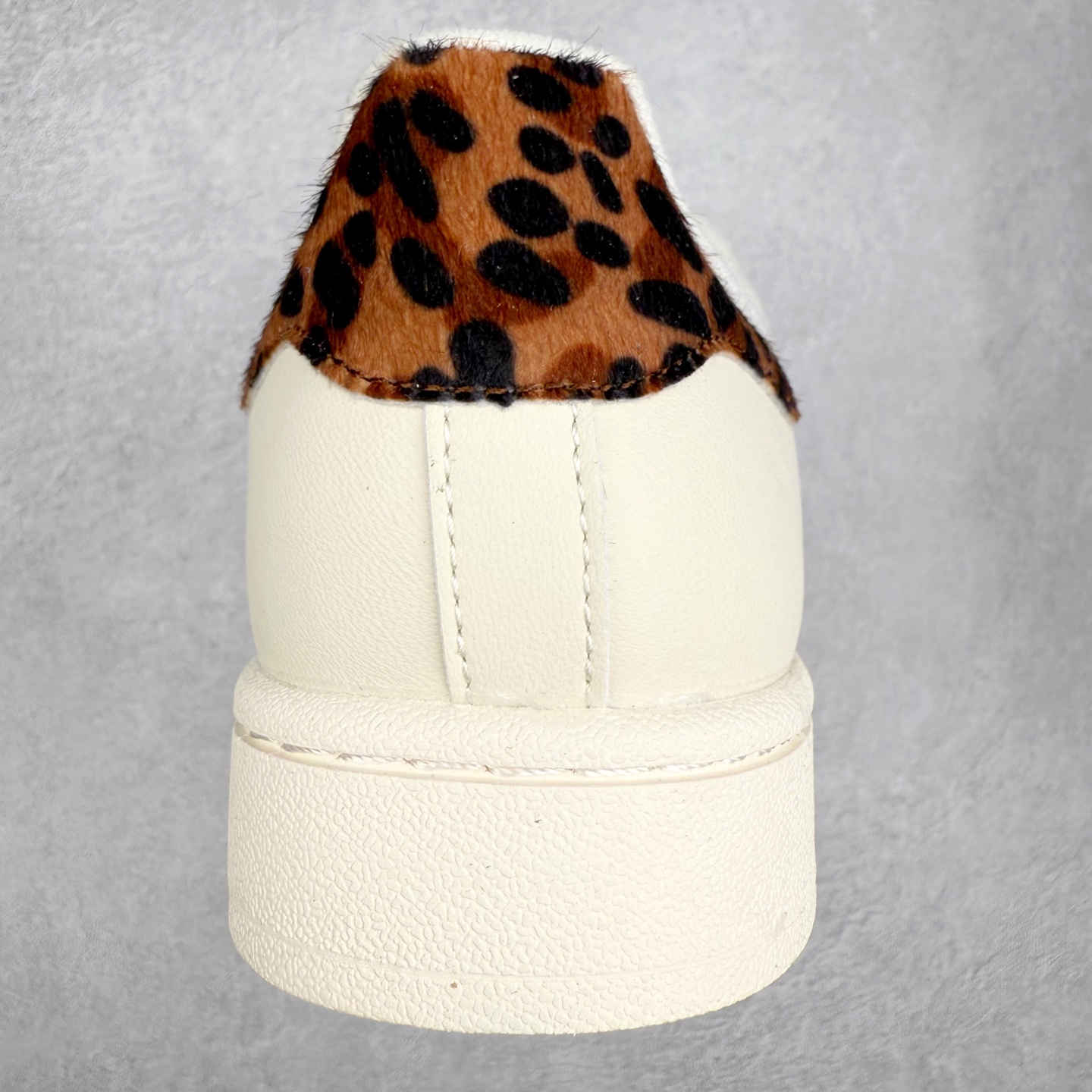 图片[8]-AD Originals Superstar 经典复古贝壳头板鞋 HQ2696 诞生于1969年 是第一双将全皮面鞋 身与橡胶鞋头结合在一起的低帮篮球鞋 Superstar最开始 是作为高帮篮球鞋Pro Model的低帮版本而出现的 但因为其独特和醒目的橡胶鞋头造型而让大家熟知 被大家形象地称为\\\”shelltoe\\\”贝壳头 在70年代的美国职业篮球场上 接近3/4的NBA球员都将这双Superstar作为场上用鞋 80年代之后 经过不断的改良和发展 Superstar逐渐成为横跨时装、音乐、街头文化、休闲和运动等各大领域的时尚潮鞋 尺码：36 36.5 37 38 38.5 39 40 40.5 41 42 42.5 43 44 44.5 45-选品中心