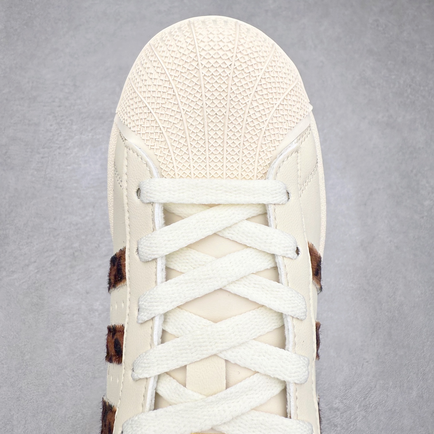 图片[4]-AD Originals Superstar 经典复古贝壳头板鞋 HQ2696 诞生于1969年 是第一双将全皮面鞋 身与橡胶鞋头结合在一起的低帮篮球鞋 Superstar最开始 是作为高帮篮球鞋Pro Model的低帮版本而出现的 但因为其独特和醒目的橡胶鞋头造型而让大家熟知 被大家形象地称为\\\”shelltoe\\\”贝壳头 在70年代的美国职业篮球场上 接近3/4的NBA球员都将这双Superstar作为场上用鞋 80年代之后 经过不断的改良和发展 Superstar逐渐成为横跨时装、音乐、街头文化、休闲和运动等各大领域的时尚潮鞋 尺码：36 36.5 37 38 38.5 39 40 40.5 41 42 42.5 43 44 44.5 45-选品中心