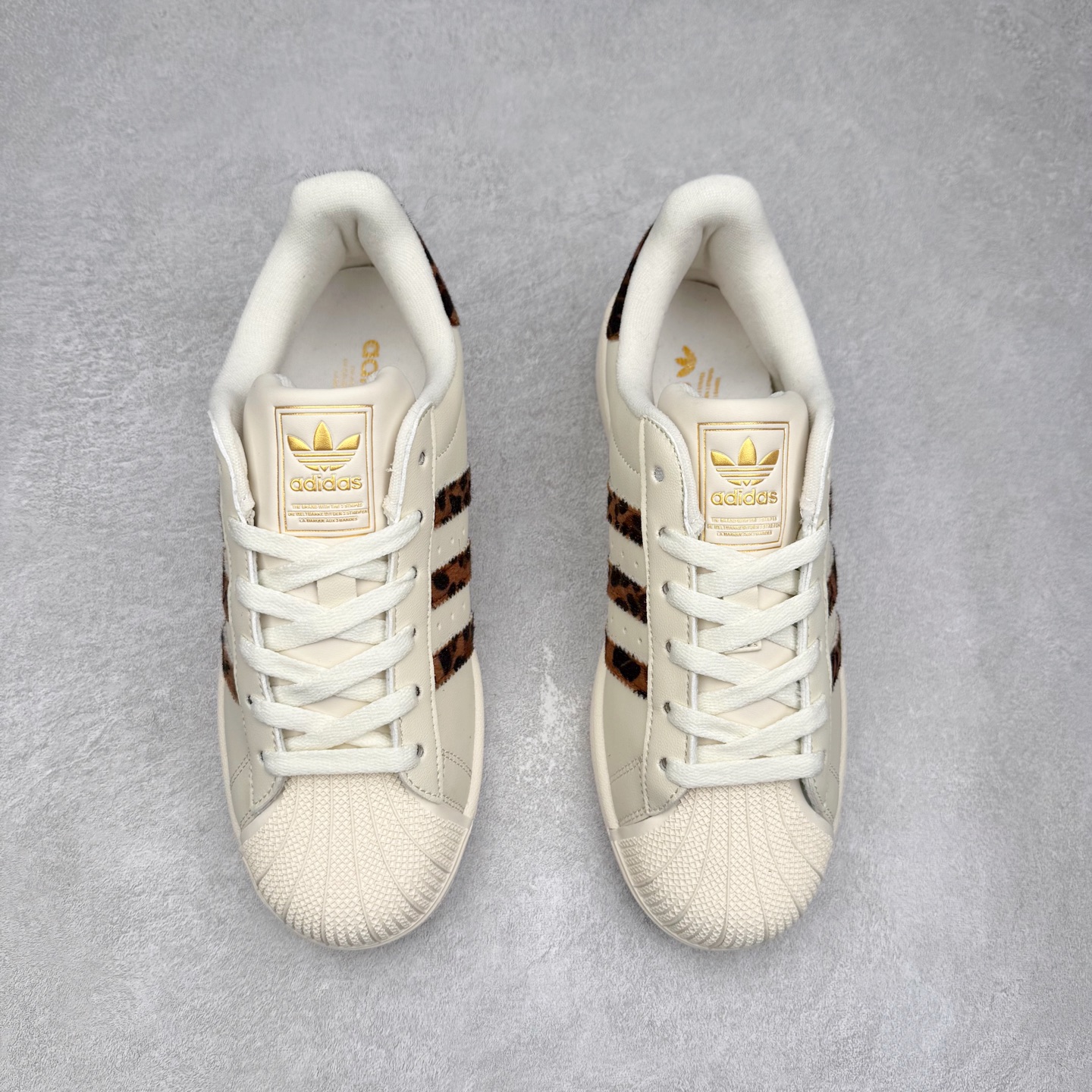 图片[2]-AD Originals Superstar 经典复古贝壳头板鞋 HQ2696 诞生于1969年 是第一双将全皮面鞋 身与橡胶鞋头结合在一起的低帮篮球鞋 Superstar最开始 是作为高帮篮球鞋Pro Model的低帮版本而出现的 但因为其独特和醒目的橡胶鞋头造型而让大家熟知 被大家形象地称为\\\”shelltoe\\\”贝壳头 在70年代的美国职业篮球场上 接近3/4的NBA球员都将这双Superstar作为场上用鞋 80年代之后 经过不断的改良和发展 Superstar逐渐成为横跨时装、音乐、街头文化、休闲和运动等各大领域的时尚潮鞋 尺码：36 36.5 37 38 38.5 39 40 40.5 41 42 42.5 43 44 44.5 45-选品中心