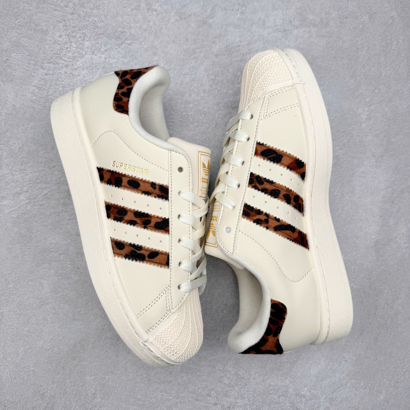 图片[3]-AD Originals Superstar 经典复古贝壳头板鞋 HQ2696 诞生于1969年 是第一双将全皮面鞋 身与橡胶鞋头结合在一起的低帮篮球鞋 Superstar最开始 是作为高帮篮球鞋Pro Model的低帮版本而出现的 但因为其独特和醒目的橡胶鞋头造型而让大家熟知 被大家形象地称为\\\”shelltoe\\\”贝壳头 在70年代的美国职业篮球场上 接近3/4的NBA球员都将这双Superstar作为场上用鞋 80年代之后 经过不断的改良和发展 Superstar逐渐成为横跨时装、音乐、街头文化、休闲和运动等各大领域的时尚潮鞋 尺码：36 36.5 37 38 38.5 39 40 40.5 41 42 42.5 43 44 44.5 45-选品中心