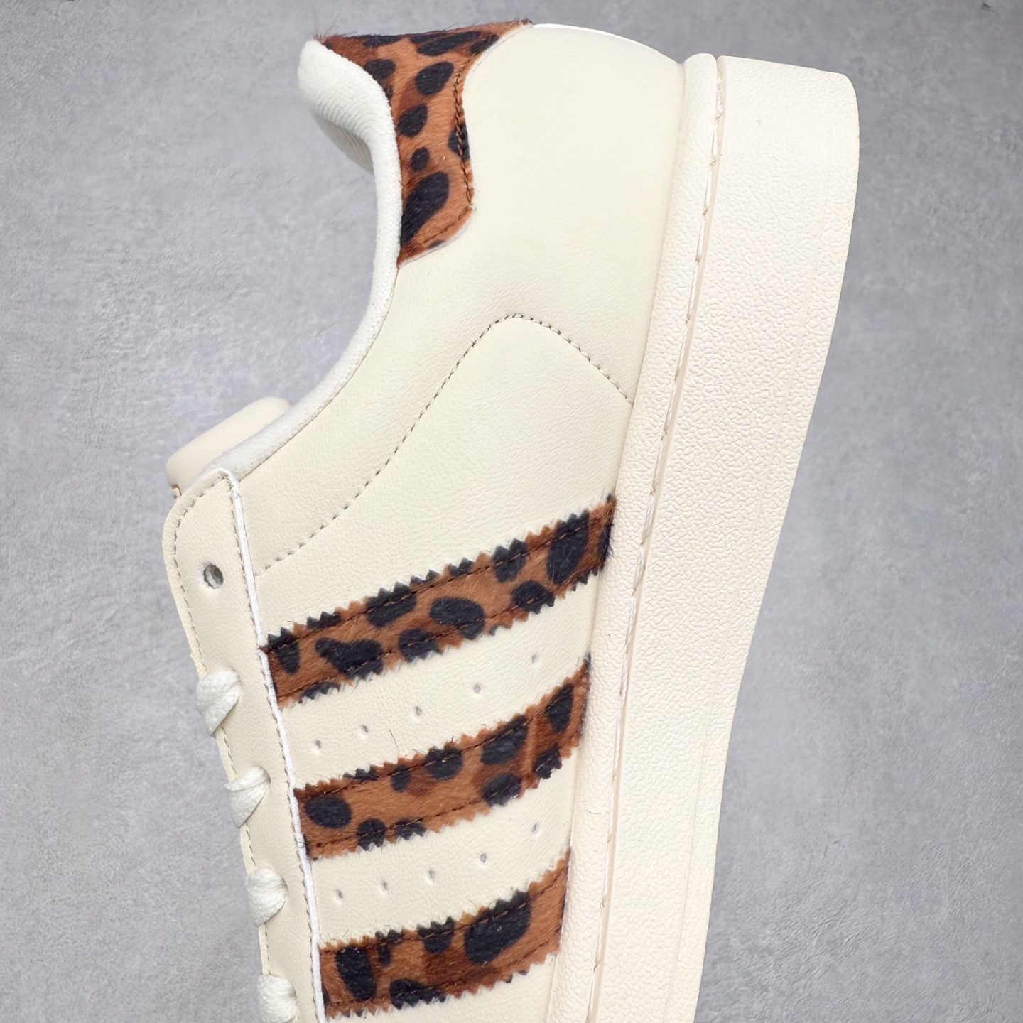 图片[7]-AD Originals Superstar 经典复古贝壳头板鞋 HQ2696 诞生于1969年 是第一双将全皮面鞋 身与橡胶鞋头结合在一起的低帮篮球鞋 Superstar最开始 是作为高帮篮球鞋Pro Model的低帮版本而出现的 但因为其独特和醒目的橡胶鞋头造型而让大家熟知 被大家形象地称为\\\”shelltoe\\\”贝壳头 在70年代的美国职业篮球场上 接近3/4的NBA球员都将这双Superstar作为场上用鞋 80年代之后 经过不断的改良和发展 Superstar逐渐成为横跨时装、音乐、街头文化、休闲和运动等各大领域的时尚潮鞋 尺码：36 36.5 37 38 38.5 39 40 40.5 41 42 42.5 43 44 44.5 45-选品中心