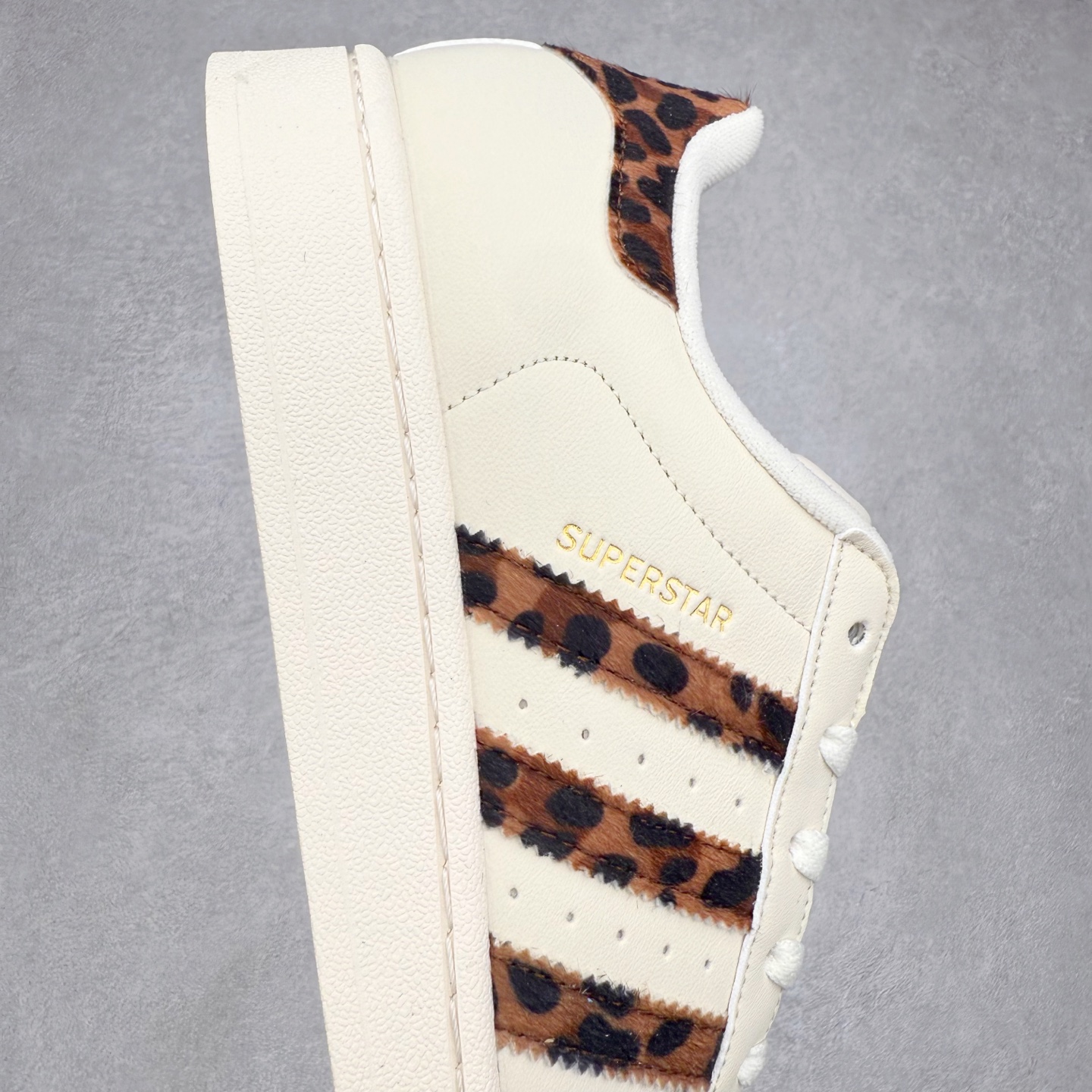 图片[6]-AD Originals Superstar 经典复古贝壳头板鞋 HQ2696 诞生于1969年 是第一双将全皮面鞋 身与橡胶鞋头结合在一起的低帮篮球鞋 Superstar最开始 是作为高帮篮球鞋Pro Model的低帮版本而出现的 但因为其独特和醒目的橡胶鞋头造型而让大家熟知 被大家形象地称为\\\”shelltoe\\\”贝壳头 在70年代的美国职业篮球场上 接近3/4的NBA球员都将这双Superstar作为场上用鞋 80年代之后 经过不断的改良和发展 Superstar逐渐成为横跨时装、音乐、街头文化、休闲和运动等各大领域的时尚潮鞋 尺码：36 36.5 37 38 38.5 39 40 40.5 41 42 42.5 43 44 44.5 45-选品中心