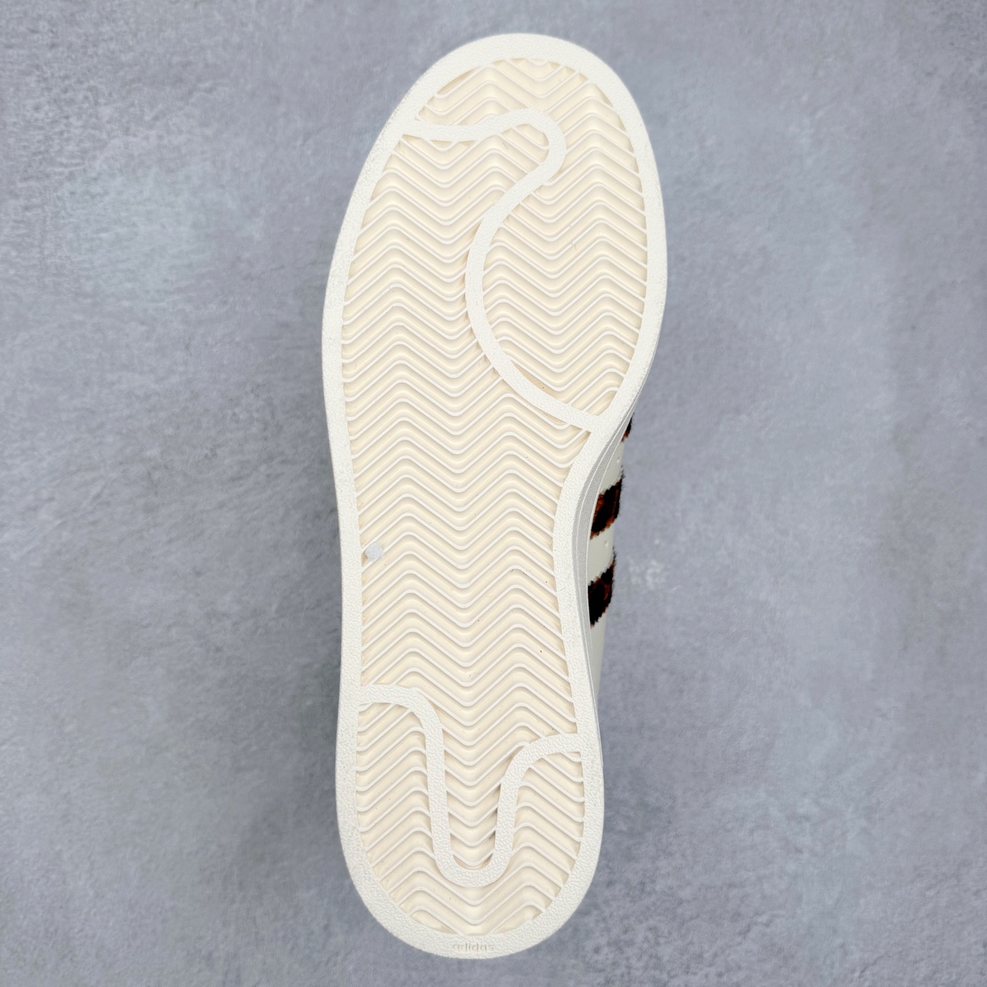 图片[9]-AD Originals Superstar 经典复古贝壳头板鞋 HQ2696 诞生于1969年 是第一双将全皮面鞋 身与橡胶鞋头结合在一起的低帮篮球鞋 Superstar最开始 是作为高帮篮球鞋Pro Model的低帮版本而出现的 但因为其独特和醒目的橡胶鞋头造型而让大家熟知 被大家形象地称为\\\”shelltoe\\\”贝壳头 在70年代的美国职业篮球场上 接近3/4的NBA球员都将这双Superstar作为场上用鞋 80年代之后 经过不断的改良和发展 Superstar逐渐成为横跨时装、音乐、街头文化、休闲和运动等各大领域的时尚潮鞋 尺码：36 36.5 37 38 38.5 39 40 40.5 41 42 42.5 43 44 44.5 45-选品中心