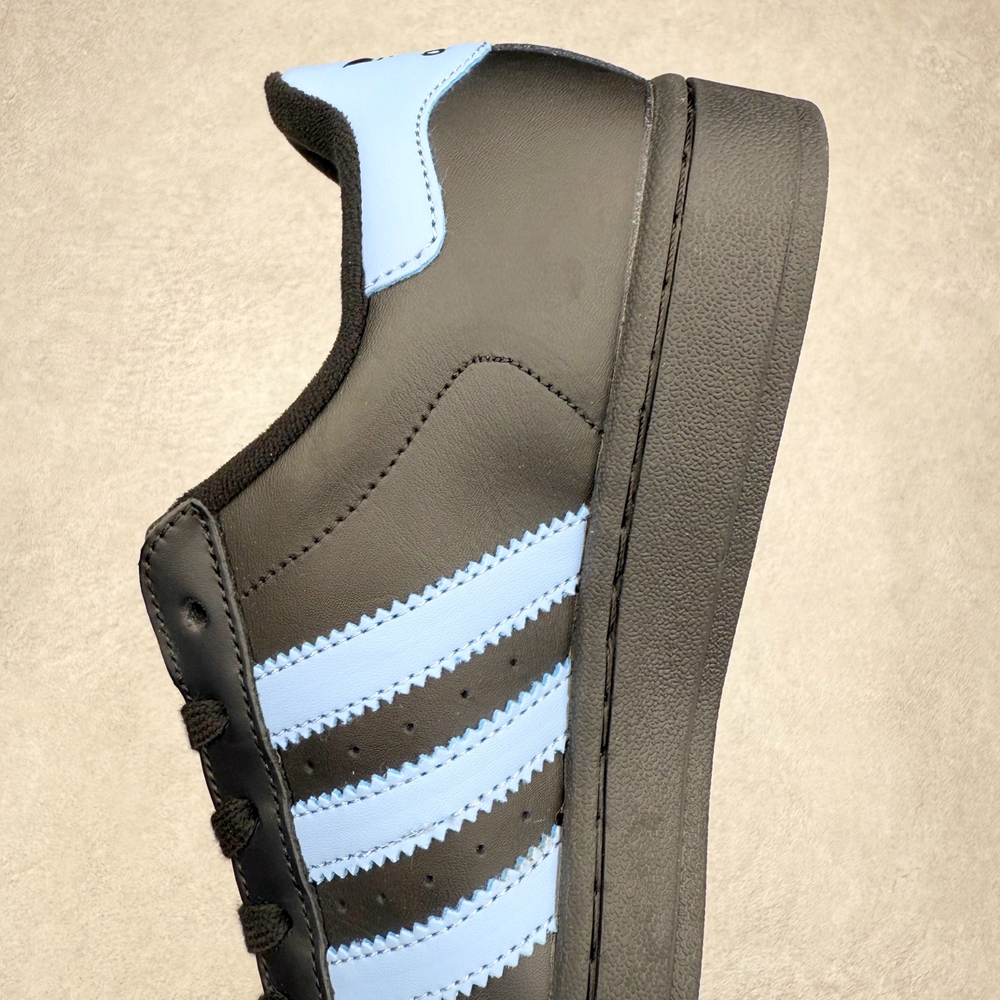 图片[7]-AD Originals Superstar 经典复古贝壳头板鞋 JS1338 诞生于1969年 是第一双将全皮面鞋 身与橡胶鞋头结合在一起的低帮篮球鞋 Superstar最开始 是作为高帮篮球鞋Pro Model的低帮版本而出现的 但因为其独特和醒目的橡胶鞋头造型而让大家熟知 被大家形象地称为\\\”shelltoe\\\”贝壳头 在70年代的美国职业篮球场上 接近3/4的NBA球员都将这双Superstar作为场上用鞋 80年代之后 经过不断的改良和发展 Superstar逐渐成为横跨时装、音乐、街头文化、休闲和运动等各大领域的时尚潮鞋 尺码：36 36.5 37 38 38.5 39 40 40.5 41 42 42.5 43 44 44.5 45-选品中心