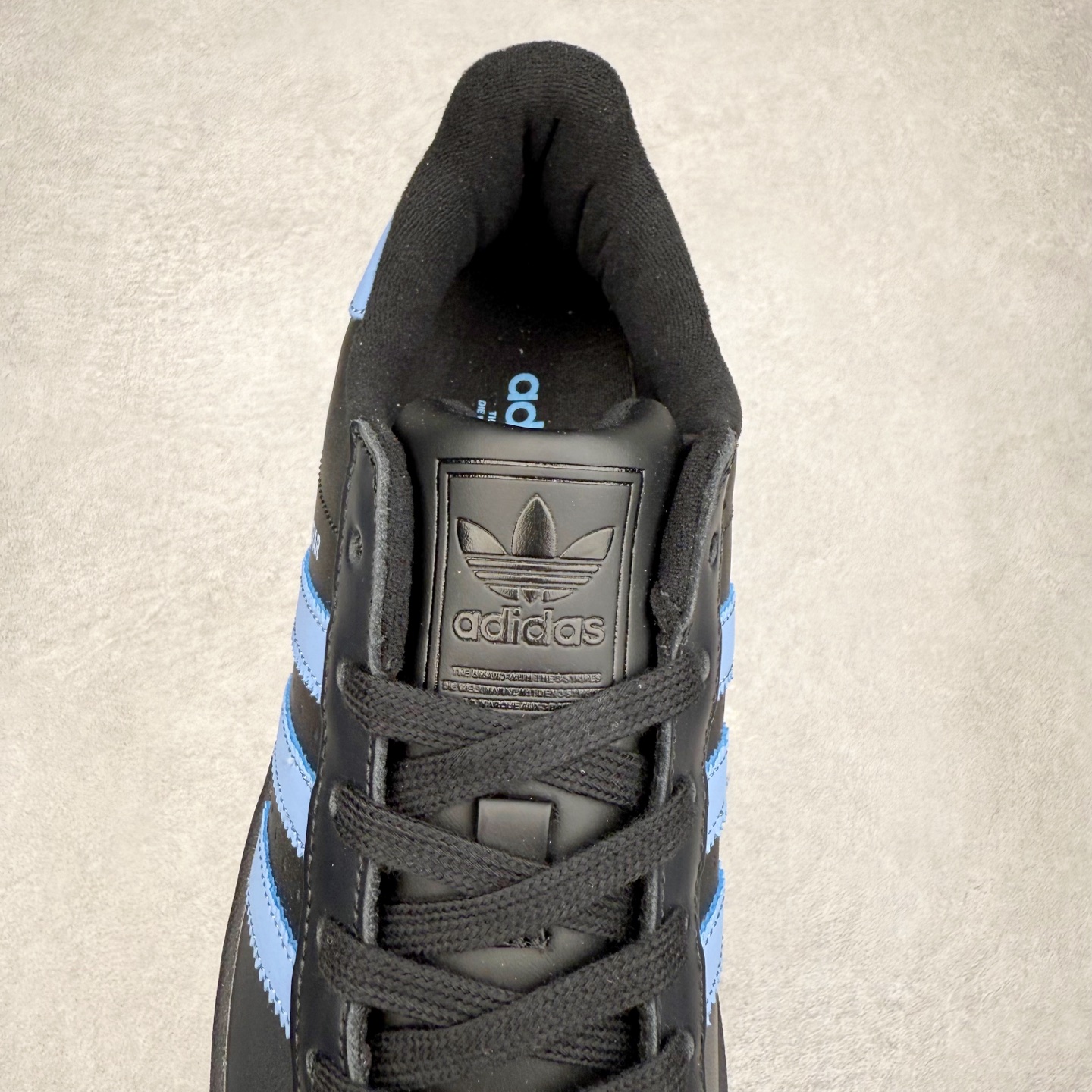 图片[5]-AD Originals Superstar 经典复古贝壳头板鞋 JS1338 诞生于1969年 是第一双将全皮面鞋 身与橡胶鞋头结合在一起的低帮篮球鞋 Superstar最开始 是作为高帮篮球鞋Pro Model的低帮版本而出现的 但因为其独特和醒目的橡胶鞋头造型而让大家熟知 被大家形象地称为\\\”shelltoe\\\”贝壳头 在70年代的美国职业篮球场上 接近3/4的NBA球员都将这双Superstar作为场上用鞋 80年代之后 经过不断的改良和发展 Superstar逐渐成为横跨时装、音乐、街头文化、休闲和运动等各大领域的时尚潮鞋 尺码：36 36.5 37 38 38.5 39 40 40.5 41 42 42.5 43 44 44.5 45-选品中心