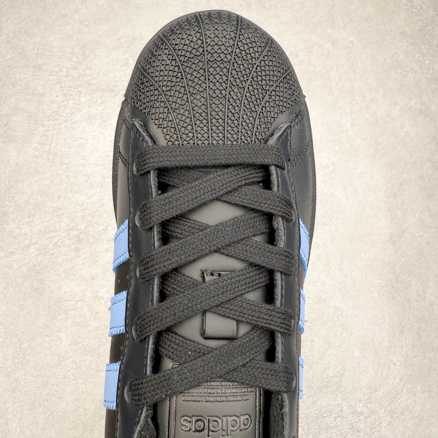 图片[4]-AD Originals Superstar 经典复古贝壳头板鞋 JS1338 诞生于1969年 是第一双将全皮面鞋 身与橡胶鞋头结合在一起的低帮篮球鞋 Superstar最开始 是作为高帮篮球鞋Pro Model的低帮版本而出现的 但因为其独特和醒目的橡胶鞋头造型而让大家熟知 被大家形象地称为\\\”shelltoe\\\”贝壳头 在70年代的美国职业篮球场上 接近3/4的NBA球员都将这双Superstar作为场上用鞋 80年代之后 经过不断的改良和发展 Superstar逐渐成为横跨时装、音乐、街头文化、休闲和运动等各大领域的时尚潮鞋 尺码：36 36.5 37 38 38.5 39 40 40.5 41 42 42.5 43 44 44.5 45-选品中心