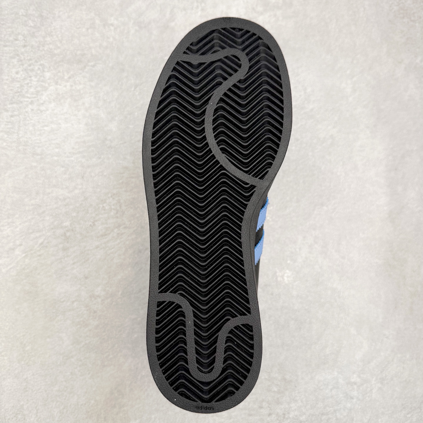 图片[8]-AD Originals Superstar 经典复古贝壳头板鞋 JS1338 诞生于1969年 是第一双将全皮面鞋 身与橡胶鞋头结合在一起的低帮篮球鞋 Superstar最开始 是作为高帮篮球鞋Pro Model的低帮版本而出现的 但因为其独特和醒目的橡胶鞋头造型而让大家熟知 被大家形象地称为\\\”shelltoe\\\”贝壳头 在70年代的美国职业篮球场上 接近3/4的NBA球员都将这双Superstar作为场上用鞋 80年代之后 经过不断的改良和发展 Superstar逐渐成为横跨时装、音乐、街头文化、休闲和运动等各大领域的时尚潮鞋 尺码：36 36.5 37 38 38.5 39 40 40.5 41 42 42.5 43 44 44.5 45-选品中心