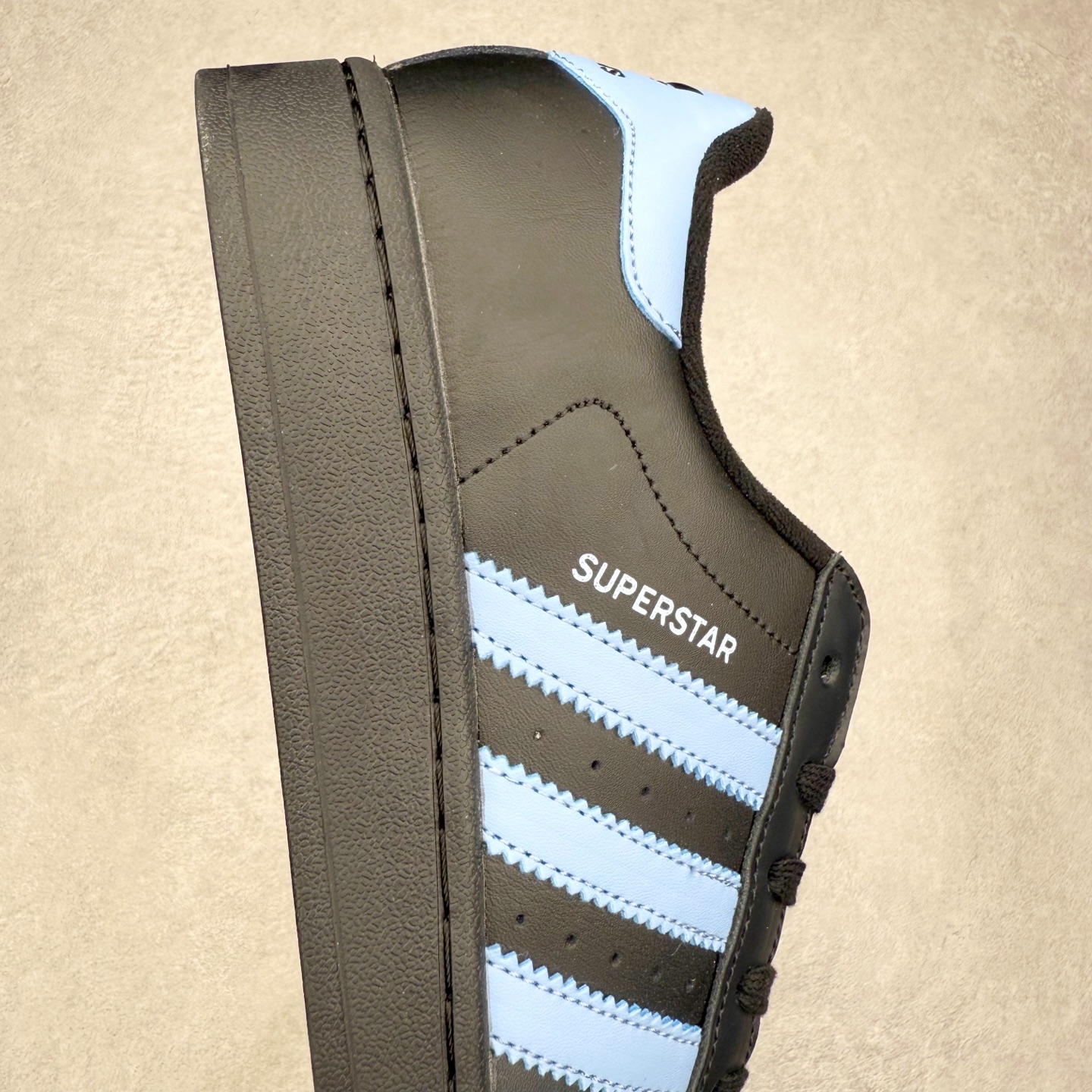 图片[6]-AD Originals Superstar 经典复古贝壳头板鞋 JS1338 诞生于1969年 是第一双将全皮面鞋 身与橡胶鞋头结合在一起的低帮篮球鞋 Superstar最开始 是作为高帮篮球鞋Pro Model的低帮版本而出现的 但因为其独特和醒目的橡胶鞋头造型而让大家熟知 被大家形象地称为\\\”shelltoe\\\”贝壳头 在70年代的美国职业篮球场上 接近3/4的NBA球员都将这双Superstar作为场上用鞋 80年代之后 经过不断的改良和发展 Superstar逐渐成为横跨时装、音乐、街头文化、休闲和运动等各大领域的时尚潮鞋 尺码：36 36.5 37 38 38.5 39 40 40.5 41 42 42.5 43 44 44.5 45-选品中心