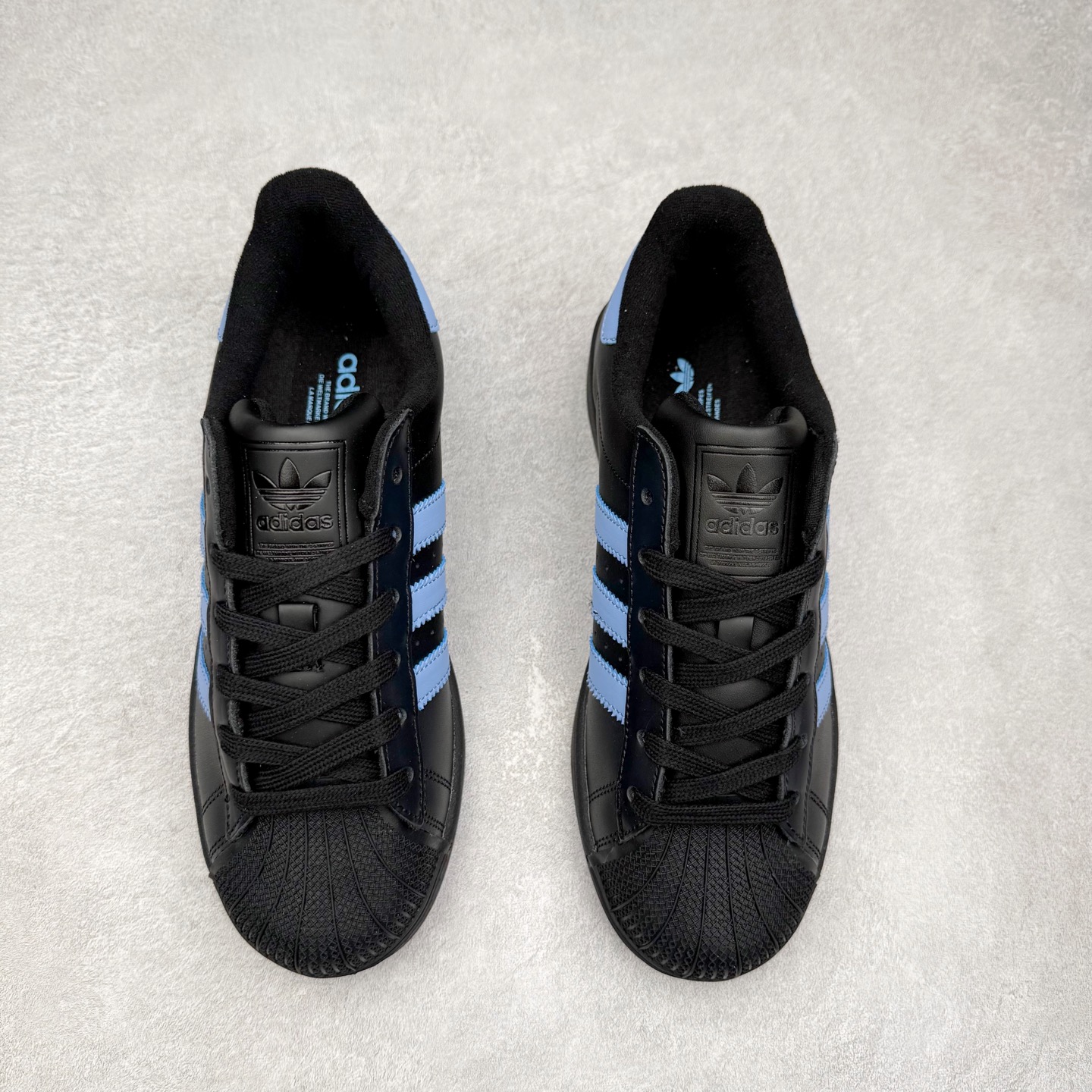 图片[2]-AD Originals Superstar 经典复古贝壳头板鞋 JS1338 诞生于1969年 是第一双将全皮面鞋 身与橡胶鞋头结合在一起的低帮篮球鞋 Superstar最开始 是作为高帮篮球鞋Pro Model的低帮版本而出现的 但因为其独特和醒目的橡胶鞋头造型而让大家熟知 被大家形象地称为\\\”shelltoe\\\”贝壳头 在70年代的美国职业篮球场上 接近3/4的NBA球员都将这双Superstar作为场上用鞋 80年代之后 经过不断的改良和发展 Superstar逐渐成为横跨时装、音乐、街头文化、休闲和运动等各大领域的时尚潮鞋 尺码：36 36.5 37 38 38.5 39 40 40.5 41 42 42.5 43 44 44.5 45-选品中心