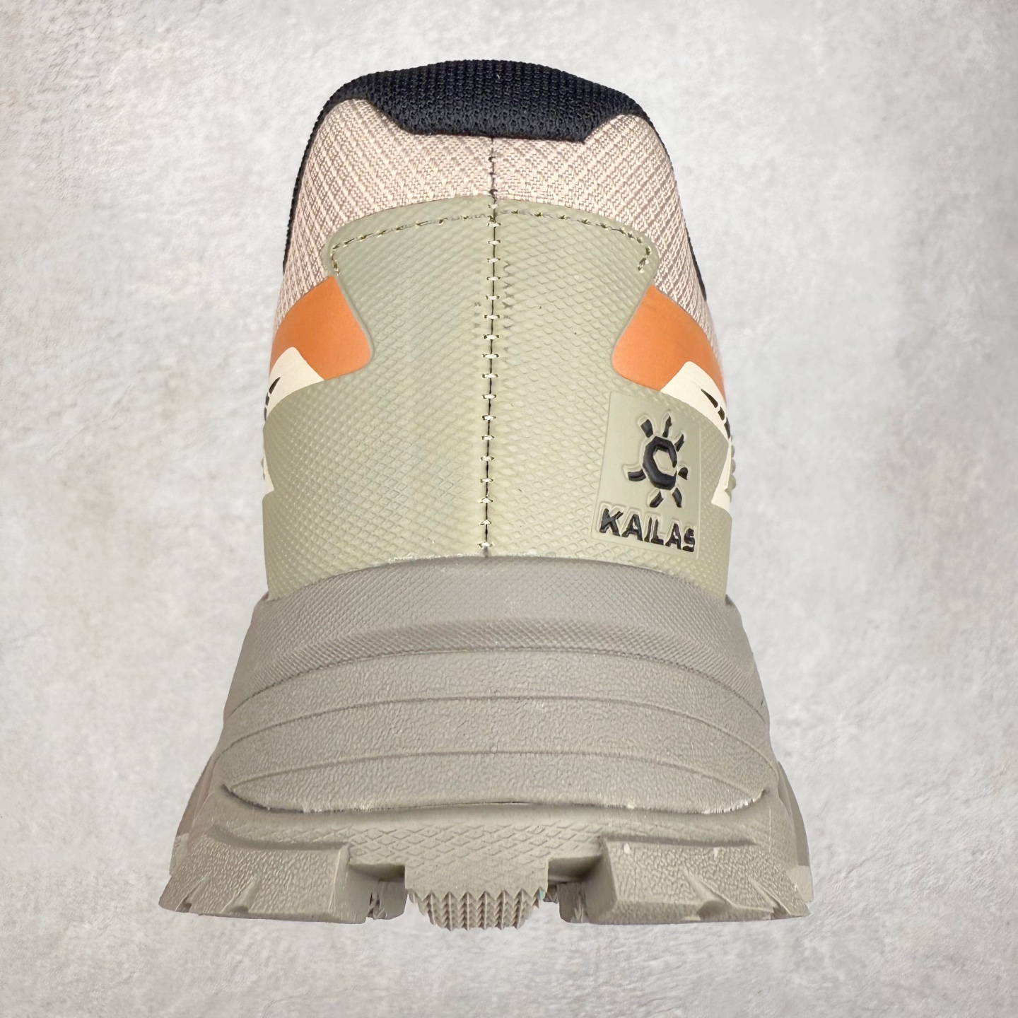 图片[8]-KAILAS 凯乐石远征5代 FLT 舒适简约经典登山 防滑耐磨防水低帮徒步鞋 KAILAS凯乐石品牌是全球三大全系攀登品牌之一，于2003年创立于中国广州，致力于为有攀登梦想的户外运动员及爱好者，研发制造功能性专业装备，满足他们在极限环境下安全舒适的需求，凯乐石专注于科技面料的开发及专业功能设计，产品线覆盖登山、攀岩、徒步、越野跑山、露营、旅行等多项户外运动，通过运动员的测试反馈，不断进化迭代，产品荣获国内外大奖71座，发明专利21个，更突破性的自主研发攀登器械，打造出中国的攀登硬实力。实拍调校N版已经零色差零失真 百分百还原实物色彩所见即所得 不存在货不对板色差等低级问题 选购参考实物拍摄 不混卖不参货 只用心做好货严格选品 承诺混一赔十 尺码：36 36.5 37.5 38 38.5 39 40 40.5 41 42 42.5 43 44 44.5 45-选品中心