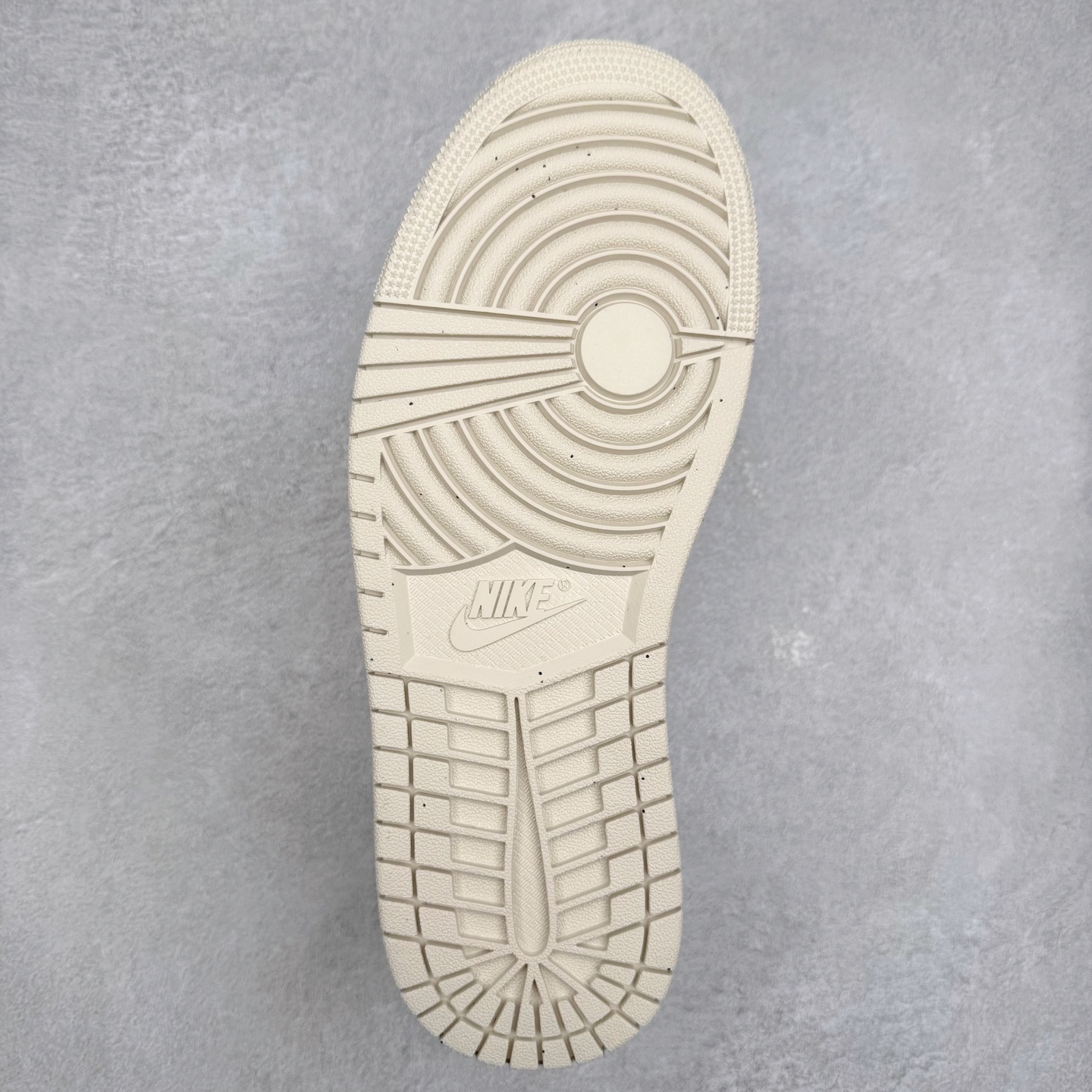 图片[9]-＃DT纯原 Air Jordan AJ1 Low 低帮 HV4089-201 终端优势供应 市面中低帮最具代表性版本没有之一 口碑大厂出品 品控大底版型不断改良更新 全套原纸板楦头开发 确保原汁原味 完美呈现版型 完美零毛边处理 原厂内置全掌气垫 价格定位良心 平台专用代工流水线出品 一眼公司既视感 拿到手的一瞬间就与众不同 碾压市面所有版本 全部原鞋开发 每一个配色都会采购原鞋确认细节 打破市面看图做货无好货之说 尺码：35.5 36 36.5 37.5 38 38.5 39 40 40.5 41 42 42.5 43 44 44.5 45 46-选品中心