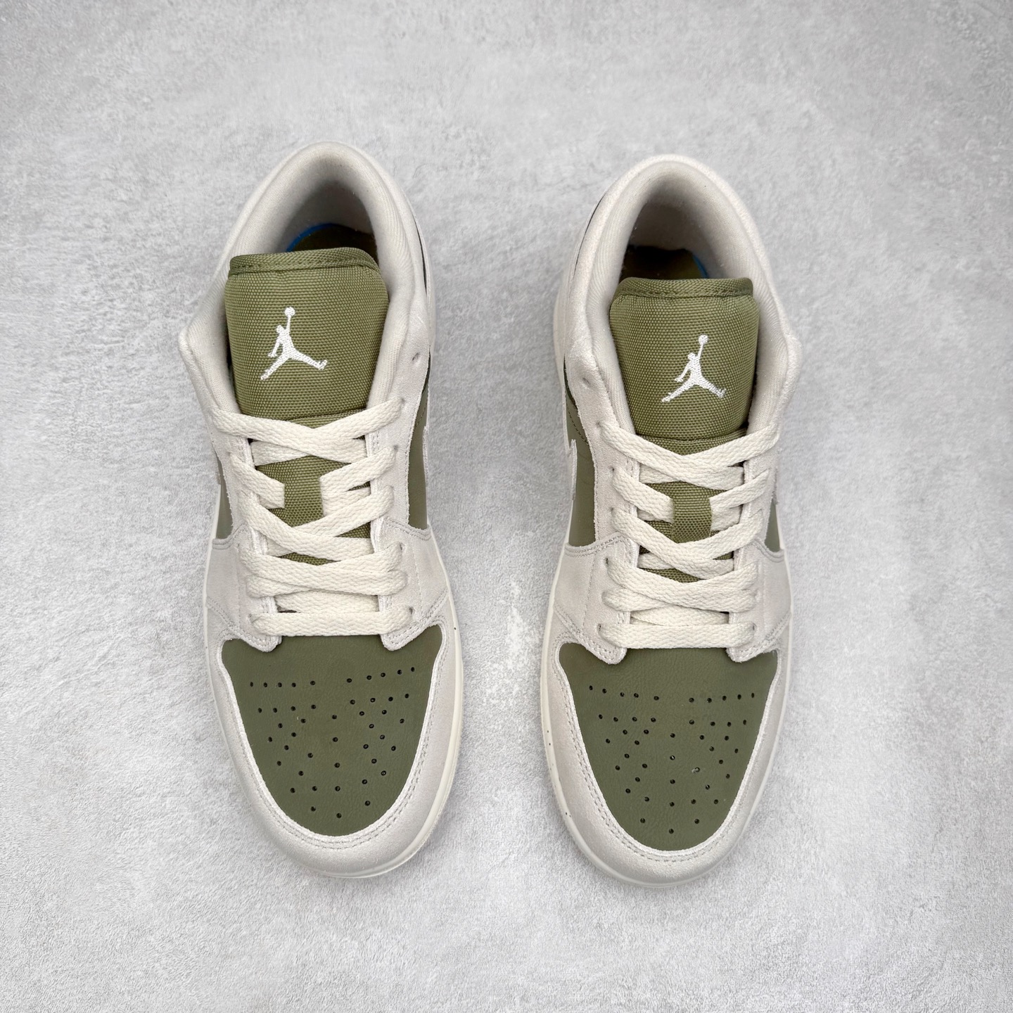 图片[2]-＃DT纯原 Air Jordan AJ1 Low 低帮 HV4089-201 终端优势供应 市面中低帮最具代表性版本没有之一 口碑大厂出品 品控大底版型不断改良更新 全套原纸板楦头开发 确保原汁原味 完美呈现版型 完美零毛边处理 原厂内置全掌气垫 价格定位良心 平台专用代工流水线出品 一眼公司既视感 拿到手的一瞬间就与众不同 碾压市面所有版本 全部原鞋开发 每一个配色都会采购原鞋确认细节 打破市面看图做货无好货之说 尺码：35.5 36 36.5 37.5 38 38.5 39 40 40.5 41 42 42.5 43 44 44.5 45 46-选品中心