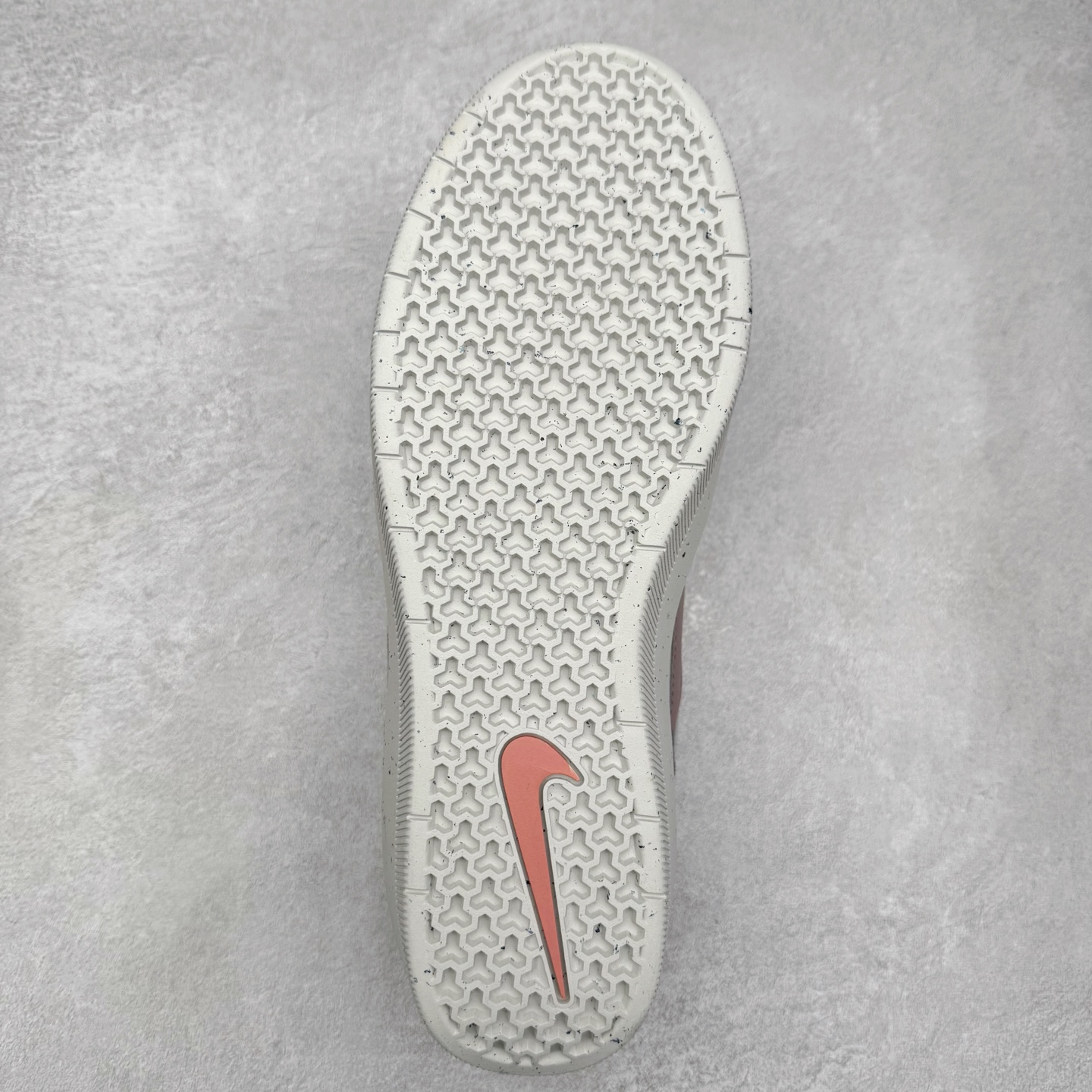 图片[9]-NK SB Force 58 空军58系列低帮休闲运动滑板板鞋 DV5477-010 鞋面由帆布和麂皮拼接 层次感丰富 搭配硫化外底 耐磨耐穿 鞋舌及中底后跟处饰有SB Logo 表明鞋款身份 采用包边设计 经久耐穿 硫化结构则有效提升灵活性 穿上这款全新推出的创意力作 助你耀动街头 尺码：36 36.5 37.5 38 38.5 39 40 40.5 41 42 42.5 43 44 45-选品中心