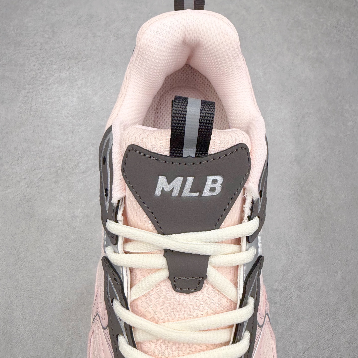 图片[5]-MLB New York Yankees Curve Runner 舒适百搭流浪鞋防滑耐磨低帮跑步鞋 Korea韩国联名NY美国榄球纽约洋基队限定 目前可过轻松秒过各类鉴定 能操作的私聊 韩国代购专供 左脚内置NFC感应 区别市面贴纸假芯片 MLB专用菱形双针中底布 重点细节中底布带注胶孔 原厂NFC感应吊牌 支持鉴定 一个两位数 原盒原标 全套原楦原纸板原厂数据开发 中韩文保养标贴 绿色防霉片 平台代购专供 独家一比一RB+MD组合大底 高频后跟小人Logo精准对位立体饱满 正确网布加超迁鞋面 转印中底走线紧密 转印Logo工艺表层防刮不掉色 尺码：35 36 36.5 37.5 38 38.5 39 40 40.5 41 42 42.5 43 44 44.5 45-选品中心