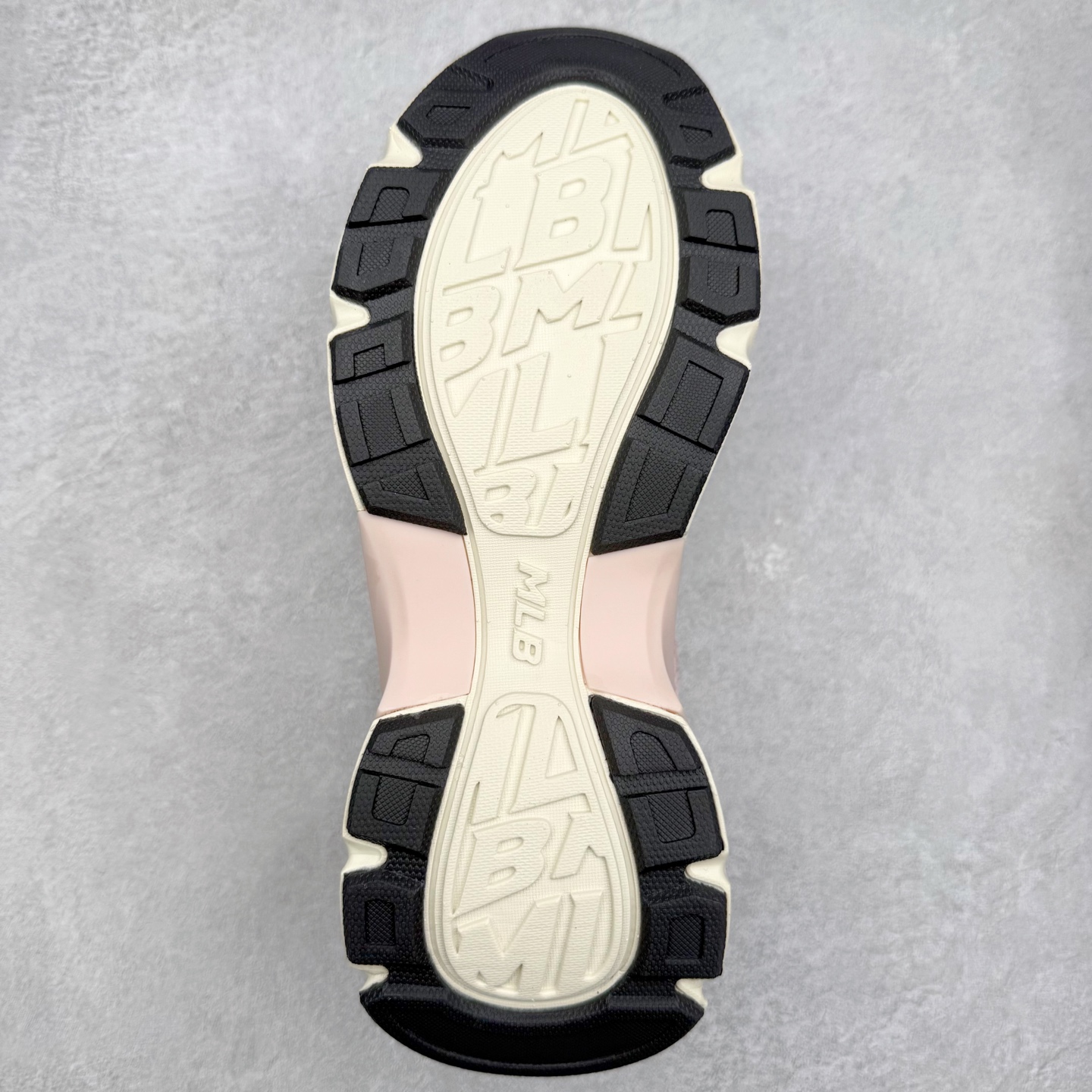 图片[9]-MLB New York Yankees Curve Runner 舒适百搭流浪鞋防滑耐磨低帮跑步鞋 Korea韩国联名NY美国榄球纽约洋基队限定 目前可过轻松秒过各类鉴定 能操作的私聊 韩国代购专供 左脚内置NFC感应 区别市面贴纸假芯片 MLB专用菱形双针中底布 重点细节中底布带注胶孔 原厂NFC感应吊牌 支持鉴定 一个两位数 原盒原标 全套原楦原纸板原厂数据开发 中韩文保养标贴 绿色防霉片 平台代购专供 独家一比一RB+MD组合大底 高频后跟小人Logo精准对位立体饱满 正确网布加超迁鞋面 转印中底走线紧密 转印Logo工艺表层防刮不掉色 尺码：35 36 36.5 37.5 38 38.5 39 40 40.5 41 42 42.5 43 44 44.5 45-选品中心