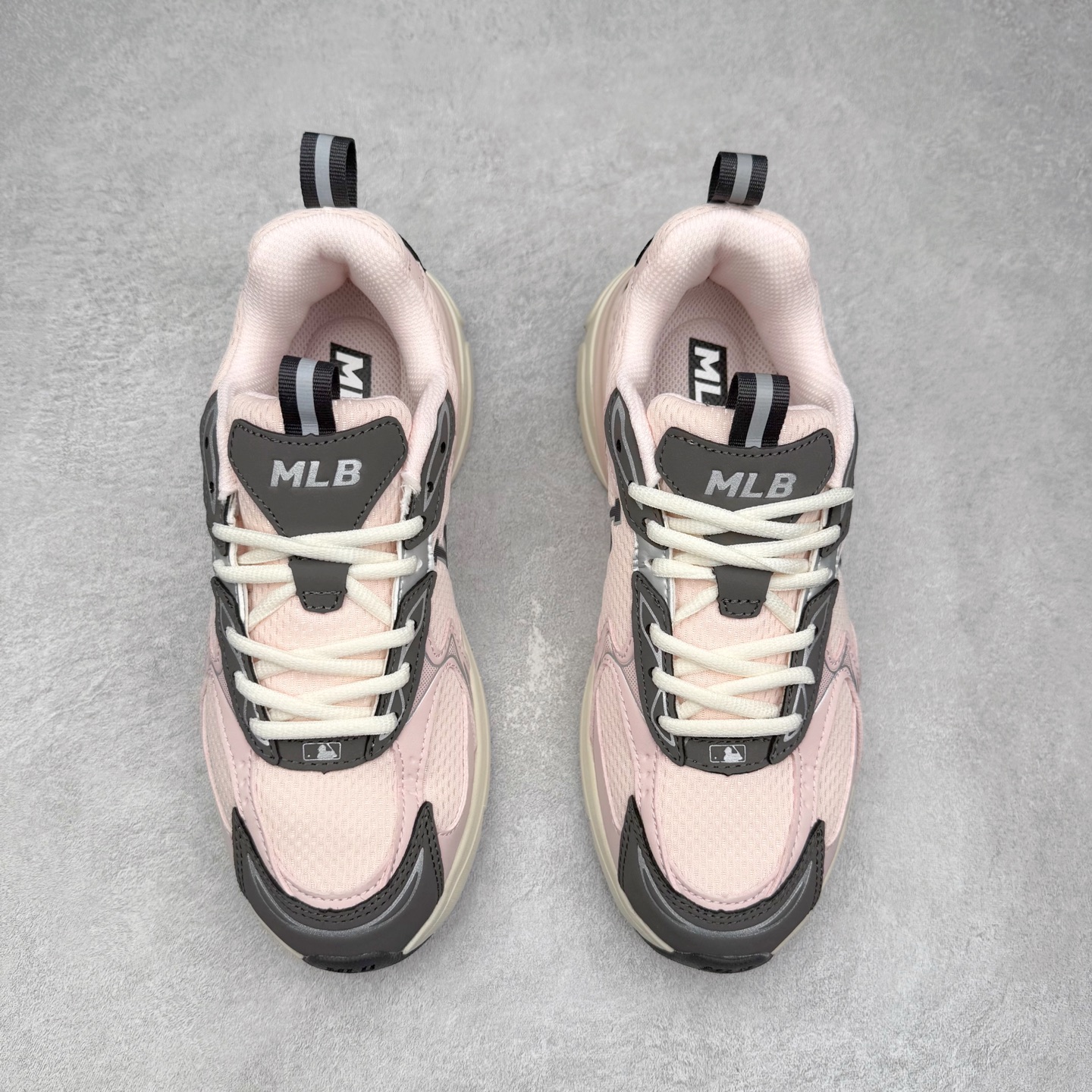 图片[2]-MLB New York Yankees Curve Runner 舒适百搭流浪鞋防滑耐磨低帮跑步鞋 Korea韩国联名NY美国榄球纽约洋基队限定 目前可过轻松秒过各类鉴定 能操作的私聊 韩国代购专供 左脚内置NFC感应 区别市面贴纸假芯片 MLB专用菱形双针中底布 重点细节中底布带注胶孔 原厂NFC感应吊牌 支持鉴定 一个两位数 原盒原标 全套原楦原纸板原厂数据开发 中韩文保养标贴 绿色防霉片 平台代购专供 独家一比一RB+MD组合大底 高频后跟小人Logo精准对位立体饱满 正确网布加超迁鞋面 转印中底走线紧密 转印Logo工艺表层防刮不掉色 尺码：35 36 36.5 37.5 38 38.5 39 40 40.5 41 42 42.5 43 44 44.5 45-选品中心