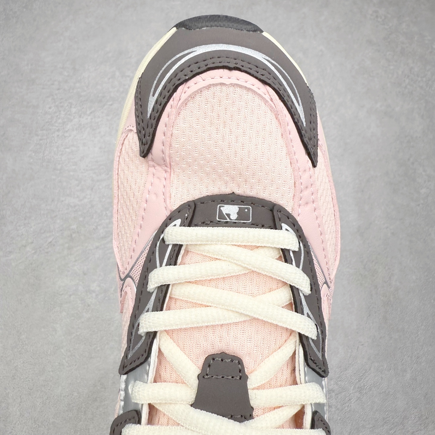 图片[4]-MLB New York Yankees Curve Runner 舒适百搭流浪鞋防滑耐磨低帮跑步鞋 Korea韩国联名NY美国榄球纽约洋基队限定 目前可过轻松秒过各类鉴定 能操作的私聊 韩国代购专供 左脚内置NFC感应 区别市面贴纸假芯片 MLB专用菱形双针中底布 重点细节中底布带注胶孔 原厂NFC感应吊牌 支持鉴定 一个两位数 原盒原标 全套原楦原纸板原厂数据开发 中韩文保养标贴 绿色防霉片 平台代购专供 独家一比一RB+MD组合大底 高频后跟小人Logo精准对位立体饱满 正确网布加超迁鞋面 转印中底走线紧密 转印Logo工艺表层防刮不掉色 尺码：35 36 36.5 37.5 38 38.5 39 40 40.5 41 42 42.5 43 44 44.5 45-选品中心