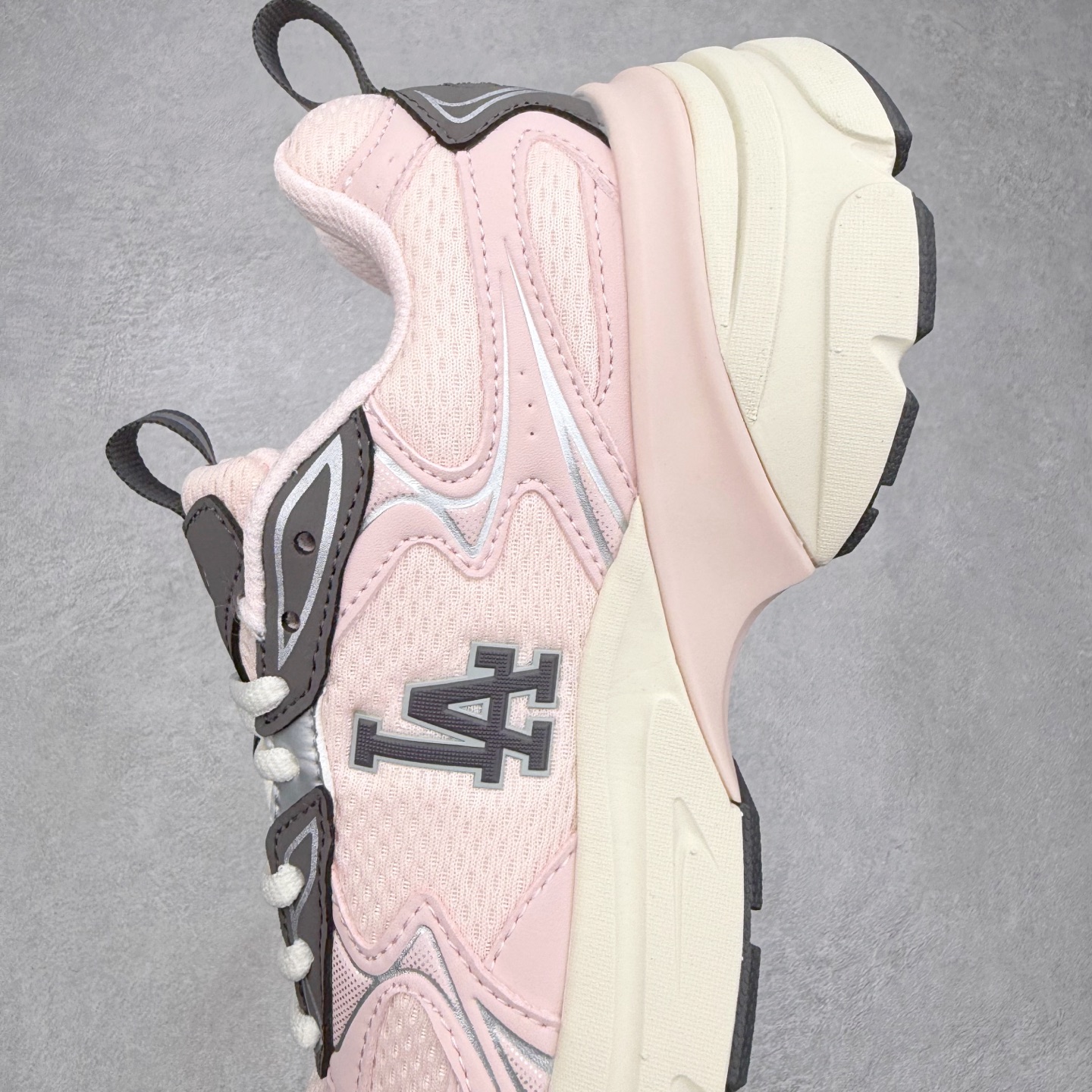 图片[7]-MLB New York Yankees Curve Runner 舒适百搭流浪鞋防滑耐磨低帮跑步鞋 Korea韩国联名NY美国榄球纽约洋基队限定 目前可过轻松秒过各类鉴定 能操作的私聊 韩国代购专供 左脚内置NFC感应 区别市面贴纸假芯片 MLB专用菱形双针中底布 重点细节中底布带注胶孔 原厂NFC感应吊牌 支持鉴定 一个两位数 原盒原标 全套原楦原纸板原厂数据开发 中韩文保养标贴 绿色防霉片 平台代购专供 独家一比一RB+MD组合大底 高频后跟小人Logo精准对位立体饱满 正确网布加超迁鞋面 转印中底走线紧密 转印Logo工艺表层防刮不掉色 尺码：35 36 36.5 37.5 38 38.5 39 40 40.5 41 42 42.5 43 44 44.5 45-选品中心