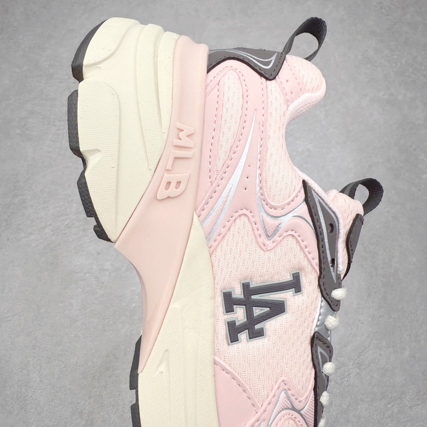 图片[6]-MLB New York Yankees Curve Runner 舒适百搭流浪鞋防滑耐磨低帮跑步鞋 Korea韩国联名NY美国榄球纽约洋基队限定 目前可过轻松秒过各类鉴定 能操作的私聊 韩国代购专供 左脚内置NFC感应 区别市面贴纸假芯片 MLB专用菱形双针中底布 重点细节中底布带注胶孔 原厂NFC感应吊牌 支持鉴定 一个两位数 原盒原标 全套原楦原纸板原厂数据开发 中韩文保养标贴 绿色防霉片 平台代购专供 独家一比一RB+MD组合大底 高频后跟小人Logo精准对位立体饱满 正确网布加超迁鞋面 转印中底走线紧密 转印Logo工艺表层防刮不掉色 尺码：35 36 36.5 37.5 38 38.5 39 40 40.5 41 42 42.5 43 44 44.5 45-选品中心