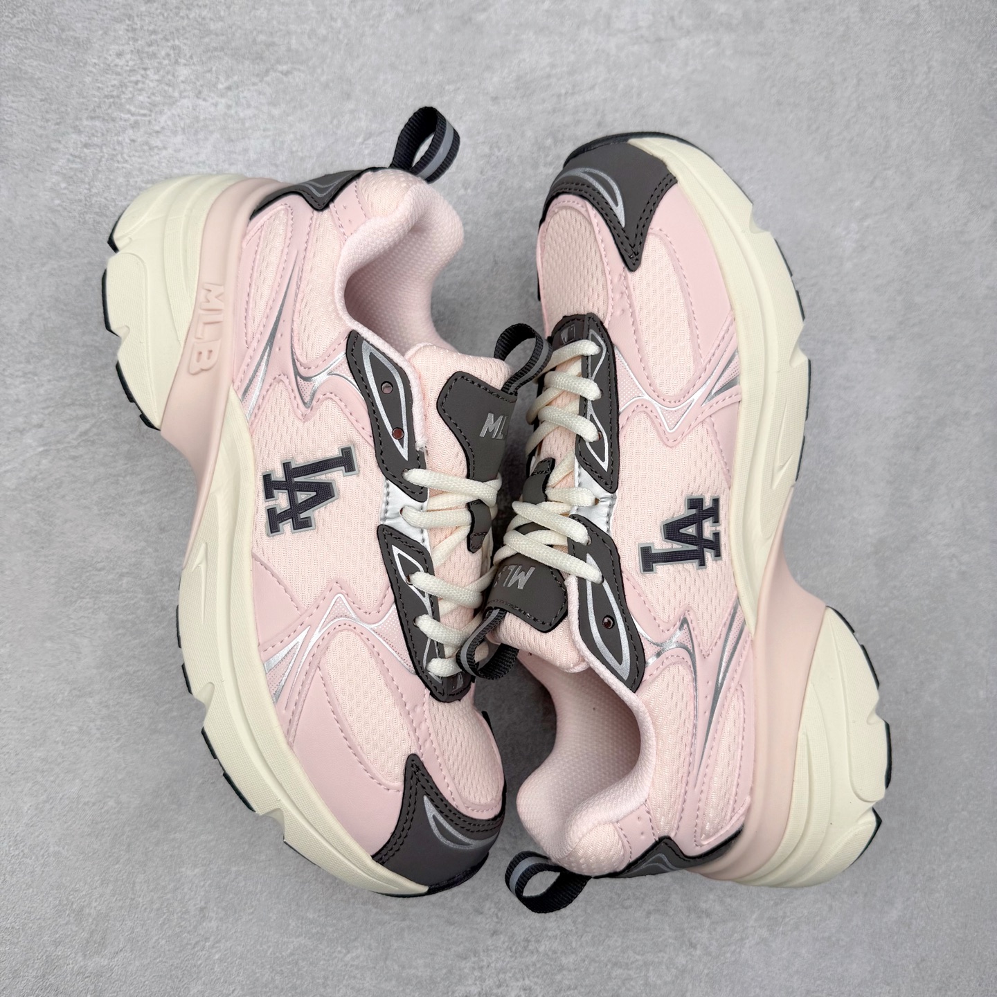 图片[3]-MLB New York Yankees Curve Runner 舒适百搭流浪鞋防滑耐磨低帮跑步鞋 Korea韩国联名NY美国榄球纽约洋基队限定 目前可过轻松秒过各类鉴定 能操作的私聊 韩国代购专供 左脚内置NFC感应 区别市面贴纸假芯片 MLB专用菱形双针中底布 重点细节中底布带注胶孔 原厂NFC感应吊牌 支持鉴定 一个两位数 原盒原标 全套原楦原纸板原厂数据开发 中韩文保养标贴 绿色防霉片 平台代购专供 独家一比一RB+MD组合大底 高频后跟小人Logo精准对位立体饱满 正确网布加超迁鞋面 转印中底走线紧密 转印Logo工艺表层防刮不掉色 尺码：35 36 36.5 37.5 38 38.5 39 40 40.5 41 42 42.5 43 44 44.5 45-选品中心