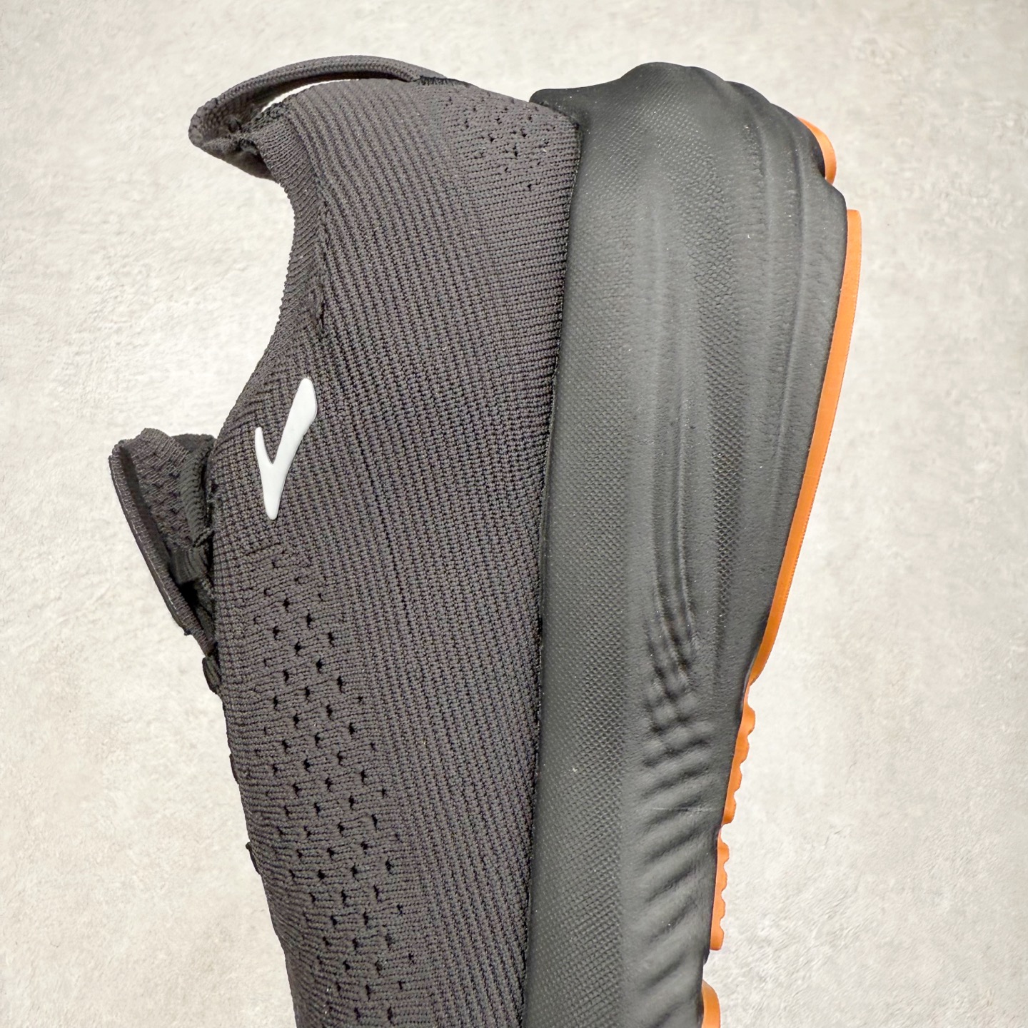 图片[7]-Brooks Glycerin GTS 22 布鲁克斯舒适百搭宽版防滑耐磨 低帮 休闲马拉松长跑跑步鞋 Brooks 四大跑鞋之一 百年品牌 跑鞋从外形上基本就能判断这是一款速度跑鞋 简洁干练的外形结构和极强的运动流线型看着非常有速度感 上脚的第一感觉是非常轻 美码9码的鞋单只206g不到 从个人偏好来说 200g左右的竞速鞋最具安全感 鞋面采用单层网布 很薄 前掌使用了大量开放式网眼 排气直接快速 透气性上乘 鞋舌也是轻量化设计 仅为一层麂皮 和脚背完美贴合 鞋舌中央有个防偏穿孔 从实际穿着来看 通常鞋舌都是外偏 如果是防偏穿孔位于中心 防偏效果其实并不十分有效 如果采用趋外侧的偏心设计更有效 鞋帮泡棉填充量不大 但非常紧凑 贴合舒适 包裹稳固 内置硬质TPU保证必要的稳定性 跑鞋中底采用的是DNA FLASH科技材料 DNA FLASH中底科技 是Brooks第一款将氮气注入中底的创新科技 主要原理是借助“超临界流体”发泡技术 将液态氮稳定的转化为气态氮 并使其均匀地形成无数紧密贴合的密闭式气囊结构 尺码：36 36.5 37.5 38 38.5 39 40 40.5 41 42 42.5 43 44 44.5 45 46-选品中心