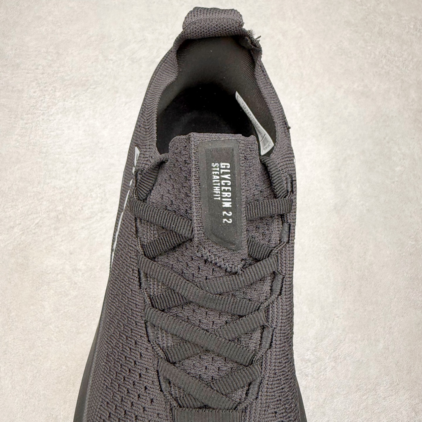 图片[5]-Brooks Glycerin GTS 22 布鲁克斯舒适百搭宽版防滑耐磨 低帮 休闲马拉松长跑跑步鞋 Brooks 四大跑鞋之一 百年品牌 跑鞋从外形上基本就能判断这是一款速度跑鞋 简洁干练的外形结构和极强的运动流线型看着非常有速度感 上脚的第一感觉是非常轻 美码9码的鞋单只206g不到 从个人偏好来说 200g左右的竞速鞋最具安全感 鞋面采用单层网布 很薄 前掌使用了大量开放式网眼 排气直接快速 透气性上乘 鞋舌也是轻量化设计 仅为一层麂皮 和脚背完美贴合 鞋舌中央有个防偏穿孔 从实际穿着来看 通常鞋舌都是外偏 如果是防偏穿孔位于中心 防偏效果其实并不十分有效 如果采用趋外侧的偏心设计更有效 鞋帮泡棉填充量不大 但非常紧凑 贴合舒适 包裹稳固 内置硬质TPU保证必要的稳定性 跑鞋中底采用的是DNA FLASH科技材料 DNA FLASH中底科技 是Brooks第一款将氮气注入中底的创新科技 主要原理是借助“超临界流体”发泡技术 将液态氮稳定的转化为气态氮 并使其均匀地形成无数紧密贴合的密闭式气囊结构 尺码：36 36.5 37.5 38 38.5 39 40 40.5 41 42 42.5 43 44 44.5 45 46-选品中心