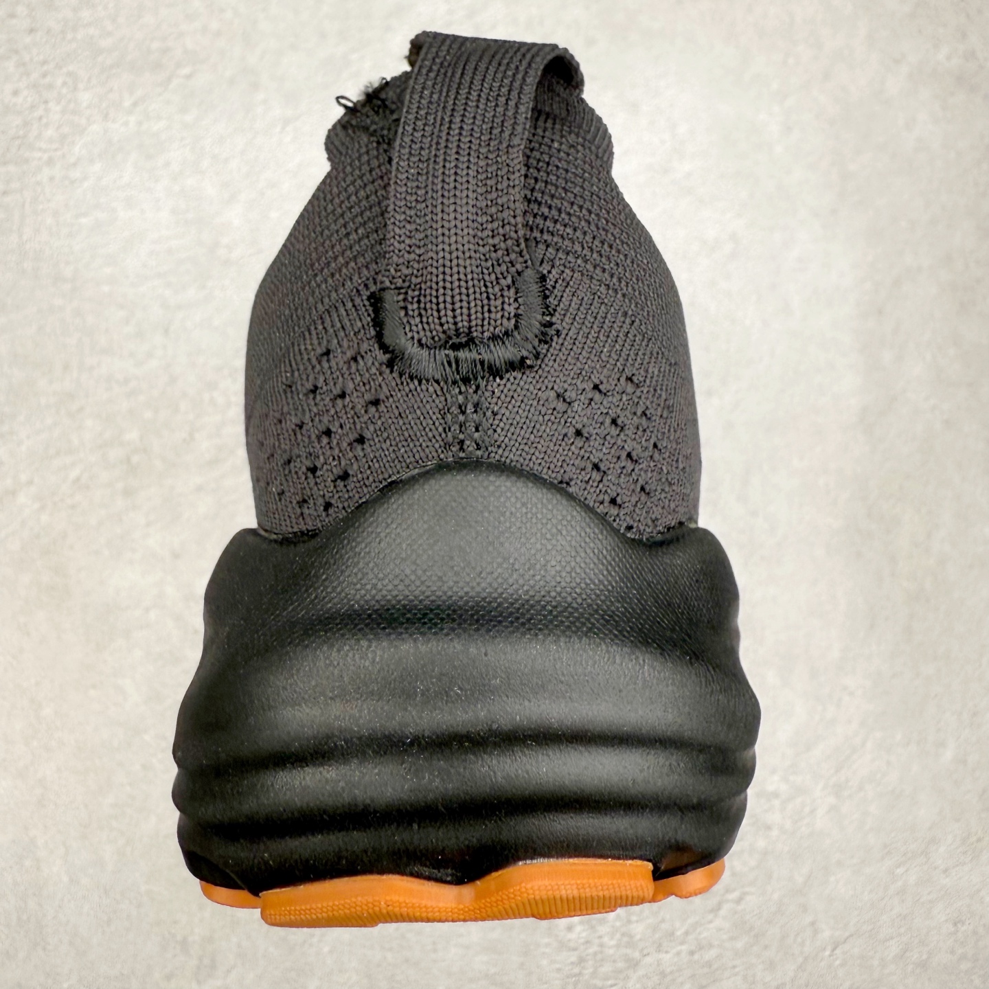 图片[8]-Brooks Glycerin GTS 22 布鲁克斯舒适百搭宽版防滑耐磨 低帮 休闲马拉松长跑跑步鞋 Brooks 四大跑鞋之一 百年品牌 跑鞋从外形上基本就能判断这是一款速度跑鞋 简洁干练的外形结构和极强的运动流线型看着非常有速度感 上脚的第一感觉是非常轻 美码9码的鞋单只206g不到 从个人偏好来说 200g左右的竞速鞋最具安全感 鞋面采用单层网布 很薄 前掌使用了大量开放式网眼 排气直接快速 透气性上乘 鞋舌也是轻量化设计 仅为一层麂皮 和脚背完美贴合 鞋舌中央有个防偏穿孔 从实际穿着来看 通常鞋舌都是外偏 如果是防偏穿孔位于中心 防偏效果其实并不十分有效 如果采用趋外侧的偏心设计更有效 鞋帮泡棉填充量不大 但非常紧凑 贴合舒适 包裹稳固 内置硬质TPU保证必要的稳定性 跑鞋中底采用的是DNA FLASH科技材料 DNA FLASH中底科技 是Brooks第一款将氮气注入中底的创新科技 主要原理是借助“超临界流体”发泡技术 将液态氮稳定的转化为气态氮 并使其均匀地形成无数紧密贴合的密闭式气囊结构 尺码：36 36.5 37.5 38 38.5 39 40 40.5 41 42 42.5 43 44 44.5 45 46-选品中心