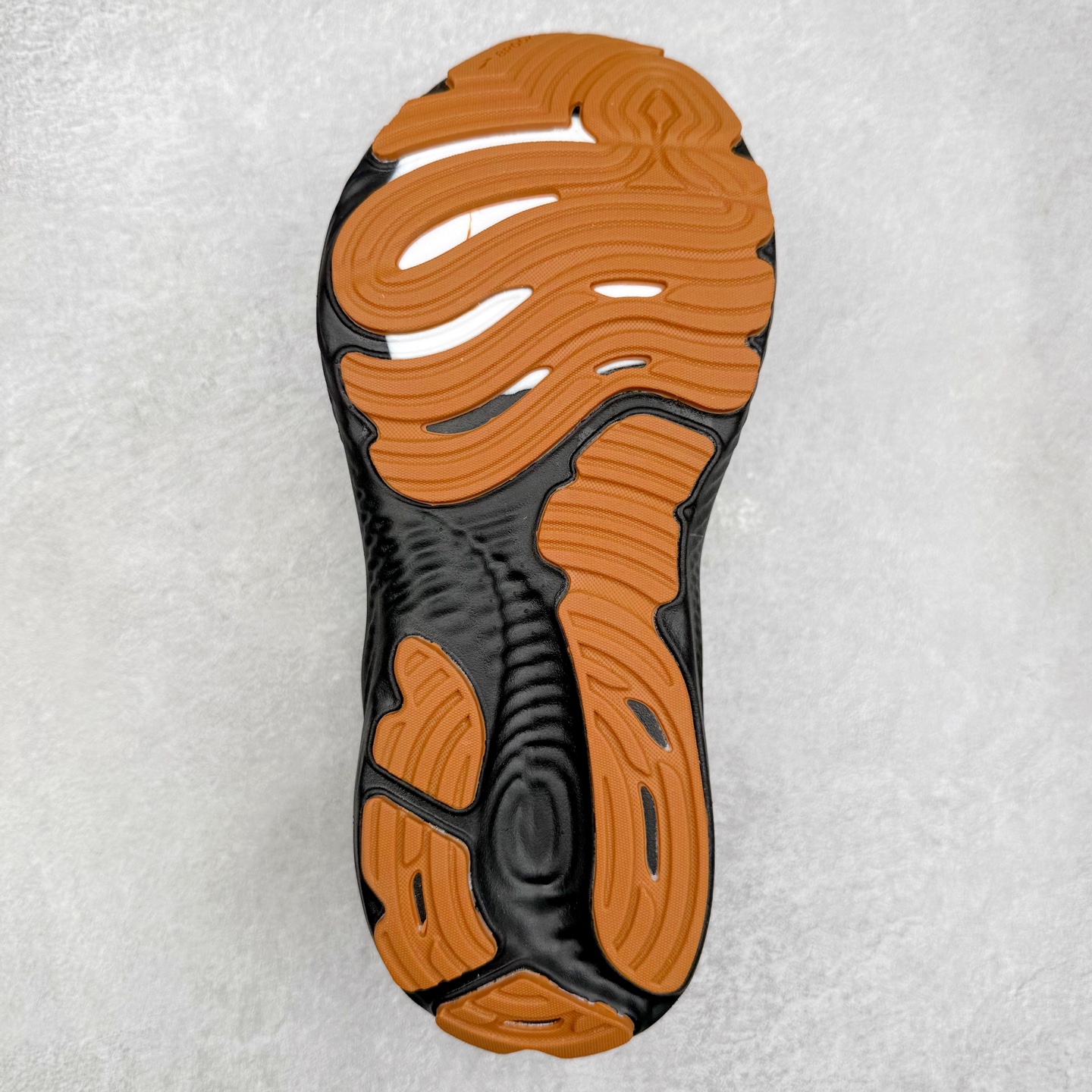 图片[9]-Brooks Glycerin GTS 22 布鲁克斯舒适百搭宽版防滑耐磨 低帮 休闲马拉松长跑跑步鞋 Brooks 四大跑鞋之一 百年品牌 跑鞋从外形上基本就能判断这是一款速度跑鞋 简洁干练的外形结构和极强的运动流线型看着非常有速度感 上脚的第一感觉是非常轻 美码9码的鞋单只206g不到 从个人偏好来说 200g左右的竞速鞋最具安全感 鞋面采用单层网布 很薄 前掌使用了大量开放式网眼 排气直接快速 透气性上乘 鞋舌也是轻量化设计 仅为一层麂皮 和脚背完美贴合 鞋舌中央有个防偏穿孔 从实际穿着来看 通常鞋舌都是外偏 如果是防偏穿孔位于中心 防偏效果其实并不十分有效 如果采用趋外侧的偏心设计更有效 鞋帮泡棉填充量不大 但非常紧凑 贴合舒适 包裹稳固 内置硬质TPU保证必要的稳定性 跑鞋中底采用的是DNA FLASH科技材料 DNA FLASH中底科技 是Brooks第一款将氮气注入中底的创新科技 主要原理是借助“超临界流体”发泡技术 将液态氮稳定的转化为气态氮 并使其均匀地形成无数紧密贴合的密闭式气囊结构 尺码：36 36.5 37.5 38 38.5 39 40 40.5 41 42 42.5 43 44 44.5 45 46-选品中心