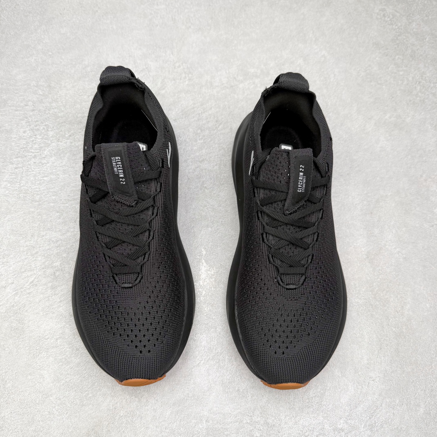 图片[2]-Brooks Glycerin GTS 22 布鲁克斯舒适百搭宽版防滑耐磨 低帮 休闲马拉松长跑跑步鞋 Brooks 四大跑鞋之一 百年品牌 跑鞋从外形上基本就能判断这是一款速度跑鞋 简洁干练的外形结构和极强的运动流线型看着非常有速度感 上脚的第一感觉是非常轻 美码9码的鞋单只206g不到 从个人偏好来说 200g左右的竞速鞋最具安全感 鞋面采用单层网布 很薄 前掌使用了大量开放式网眼 排气直接快速 透气性上乘 鞋舌也是轻量化设计 仅为一层麂皮 和脚背完美贴合 鞋舌中央有个防偏穿孔 从实际穿着来看 通常鞋舌都是外偏 如果是防偏穿孔位于中心 防偏效果其实并不十分有效 如果采用趋外侧的偏心设计更有效 鞋帮泡棉填充量不大 但非常紧凑 贴合舒适 包裹稳固 内置硬质TPU保证必要的稳定性 跑鞋中底采用的是DNA FLASH科技材料 DNA FLASH中底科技 是Brooks第一款将氮气注入中底的创新科技 主要原理是借助“超临界流体”发泡技术 将液态氮稳定的转化为气态氮 并使其均匀地形成无数紧密贴合的密闭式气囊结构 尺码：36 36.5 37.5 38 38.5 39 40 40.5 41 42 42.5 43 44 44.5 45 46-选品中心