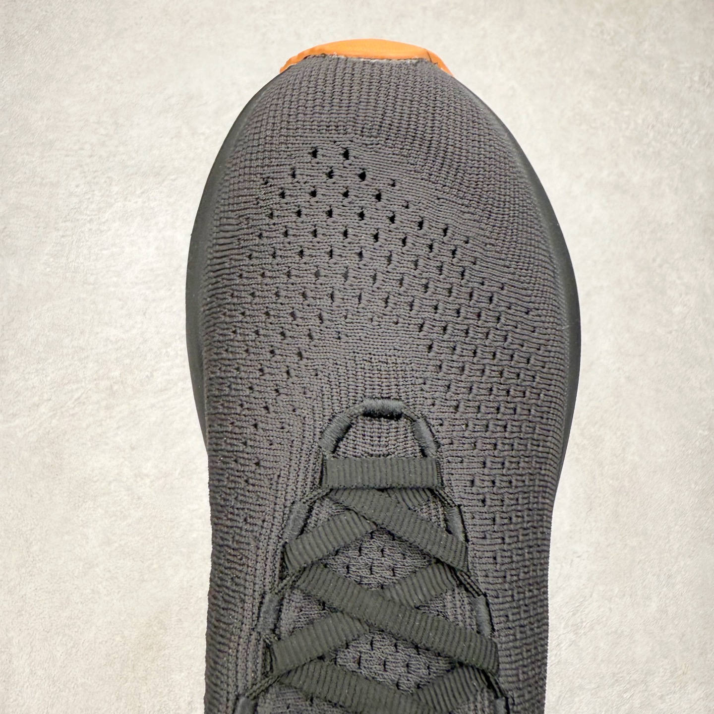 图片[4]-Brooks Glycerin GTS 22 布鲁克斯舒适百搭宽版防滑耐磨 低帮 休闲马拉松长跑跑步鞋 Brooks 四大跑鞋之一 百年品牌 跑鞋从外形上基本就能判断这是一款速度跑鞋 简洁干练的外形结构和极强的运动流线型看着非常有速度感 上脚的第一感觉是非常轻 美码9码的鞋单只206g不到 从个人偏好来说 200g左右的竞速鞋最具安全感 鞋面采用单层网布 很薄 前掌使用了大量开放式网眼 排气直接快速 透气性上乘 鞋舌也是轻量化设计 仅为一层麂皮 和脚背完美贴合 鞋舌中央有个防偏穿孔 从实际穿着来看 通常鞋舌都是外偏 如果是防偏穿孔位于中心 防偏效果其实并不十分有效 如果采用趋外侧的偏心设计更有效 鞋帮泡棉填充量不大 但非常紧凑 贴合舒适 包裹稳固 内置硬质TPU保证必要的稳定性 跑鞋中底采用的是DNA FLASH科技材料 DNA FLASH中底科技 是Brooks第一款将氮气注入中底的创新科技 主要原理是借助“超临界流体”发泡技术 将液态氮稳定的转化为气态氮 并使其均匀地形成无数紧密贴合的密闭式气囊结构 尺码：36 36.5 37.5 38 38.5 39 40 40.5 41 42 42.5 43 44 44.5 45 46-选品中心