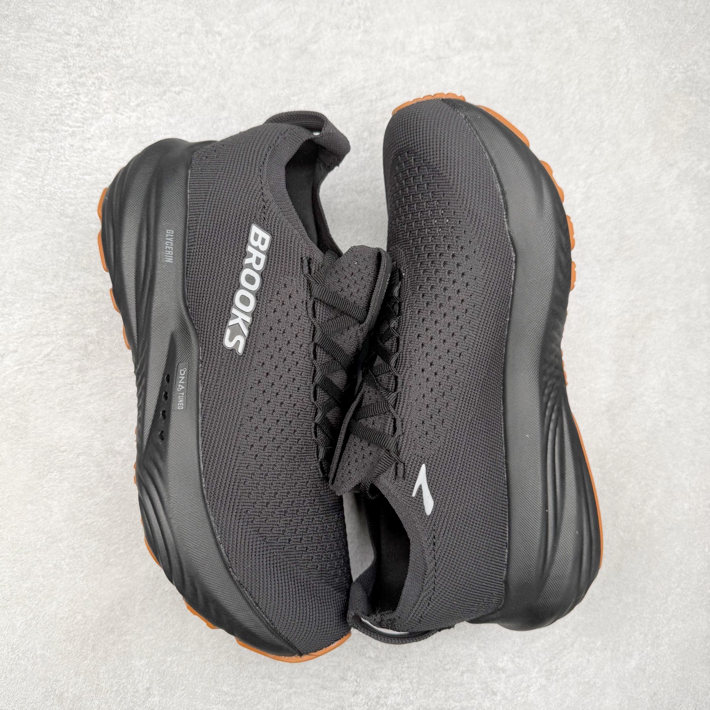 图片[3]-Brooks Glycerin GTS 22 布鲁克斯舒适百搭宽版防滑耐磨 低帮 休闲马拉松长跑跑步鞋 Brooks 四大跑鞋之一 百年品牌 跑鞋从外形上基本就能判断这是一款速度跑鞋 简洁干练的外形结构和极强的运动流线型看着非常有速度感 上脚的第一感觉是非常轻 美码9码的鞋单只206g不到 从个人偏好来说 200g左右的竞速鞋最具安全感 鞋面采用单层网布 很薄 前掌使用了大量开放式网眼 排气直接快速 透气性上乘 鞋舌也是轻量化设计 仅为一层麂皮 和脚背完美贴合 鞋舌中央有个防偏穿孔 从实际穿着来看 通常鞋舌都是外偏 如果是防偏穿孔位于中心 防偏效果其实并不十分有效 如果采用趋外侧的偏心设计更有效 鞋帮泡棉填充量不大 但非常紧凑 贴合舒适 包裹稳固 内置硬质TPU保证必要的稳定性 跑鞋中底采用的是DNA FLASH科技材料 DNA FLASH中底科技 是Brooks第一款将氮气注入中底的创新科技 主要原理是借助“超临界流体”发泡技术 将液态氮稳定的转化为气态氮 并使其均匀地形成无数紧密贴合的密闭式气囊结构 尺码：36 36.5 37.5 38 38.5 39 40 40.5 41 42 42.5 43 44 44.5 45 46-选品中心